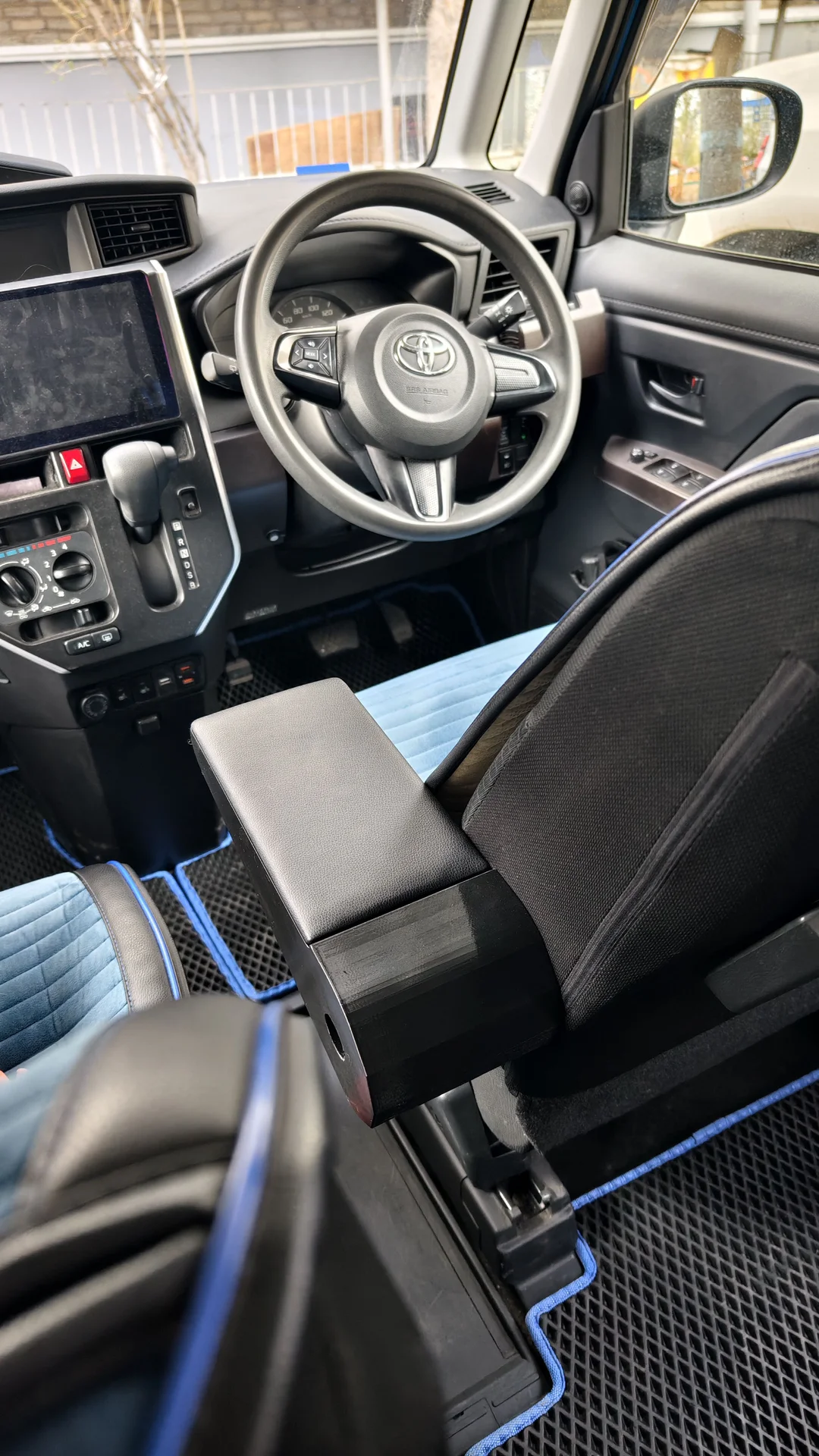 Подлокотник toyota roomy - миниатюра 2