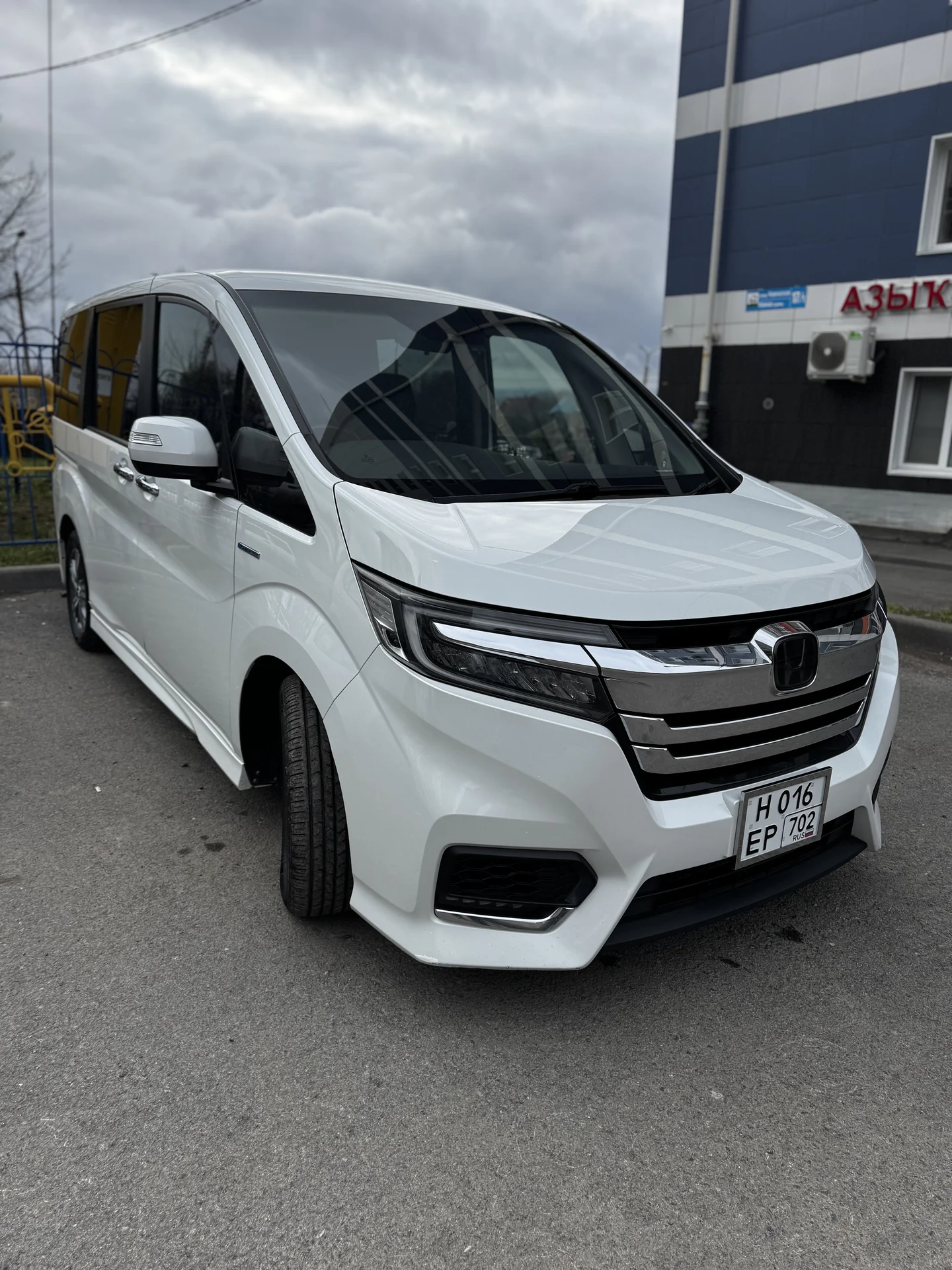 Honda stepwgn - миниатюра 2