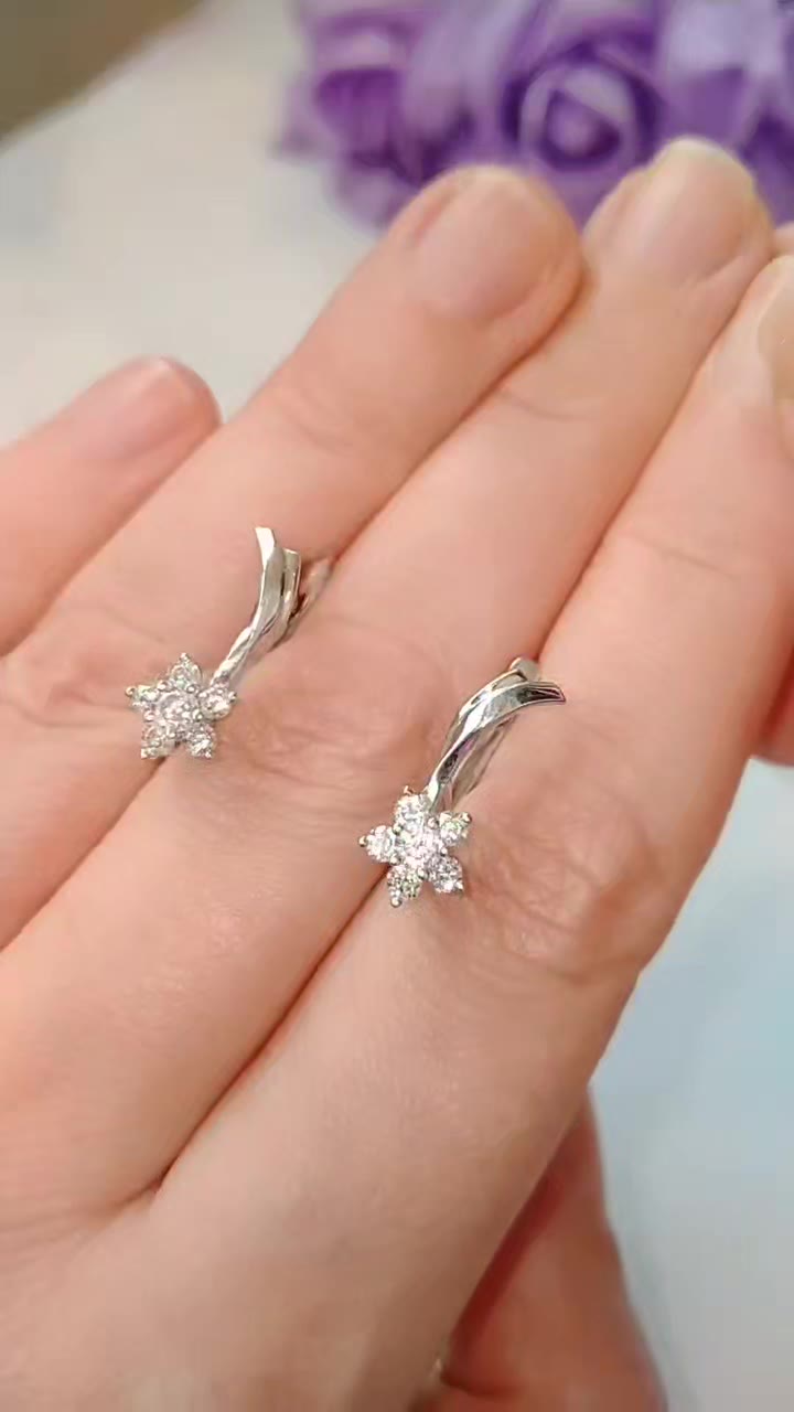 Серебряные серьги с фианитами, серебро 925 проба - видео 8