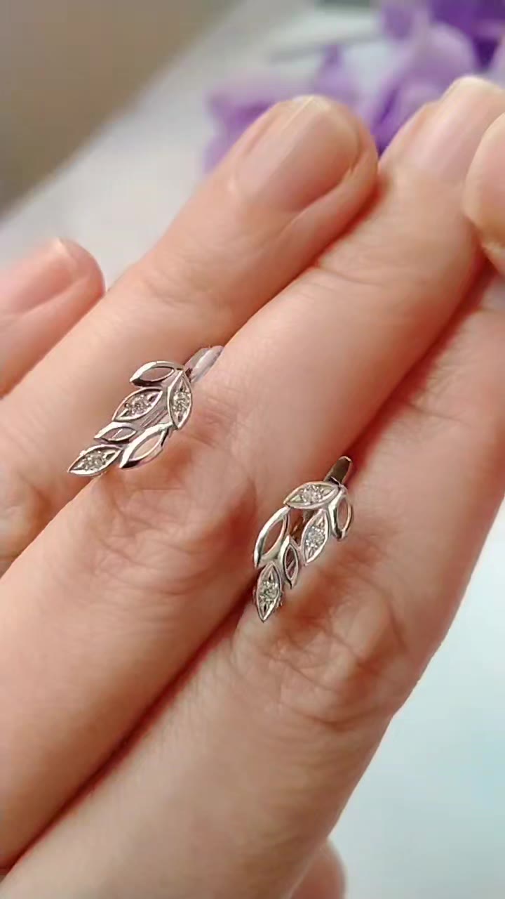 Серебряные серьги с фианитами - видео 1