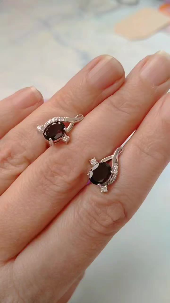 Серебряные серьги с гранатами - видео 9