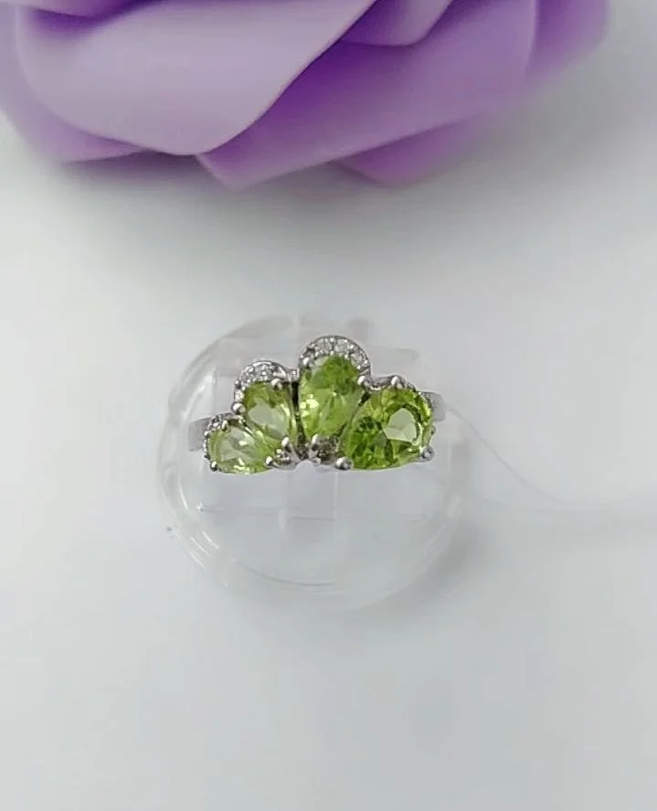 Серебряное кольцо с хризолитами - миниатюра 2