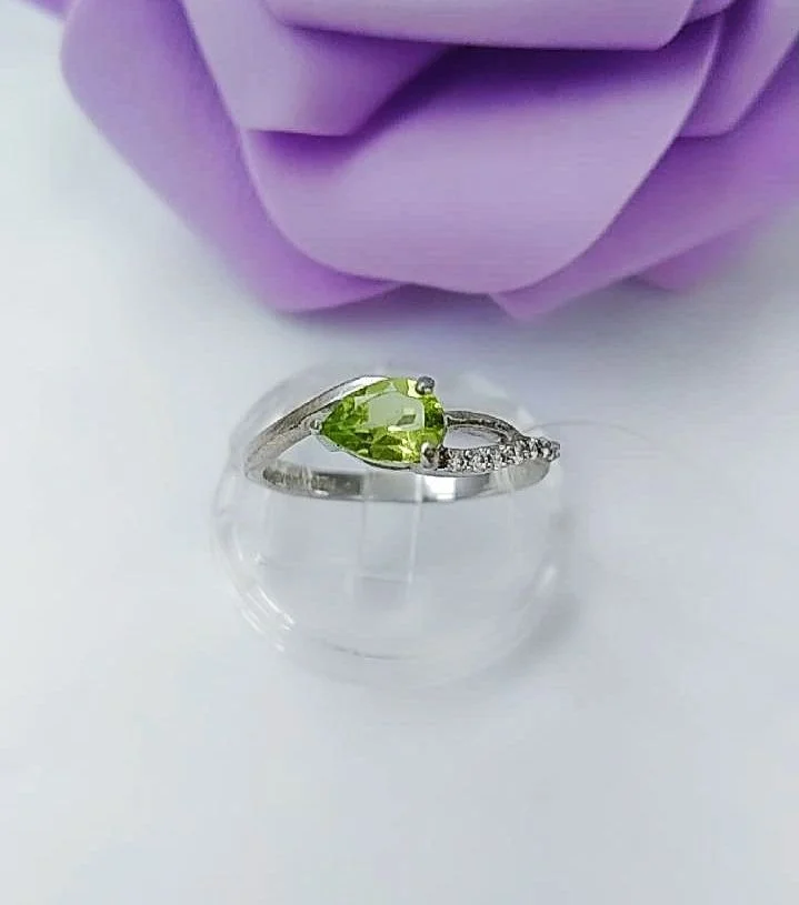Серебряное кольцо с хризолитом - изображение 1