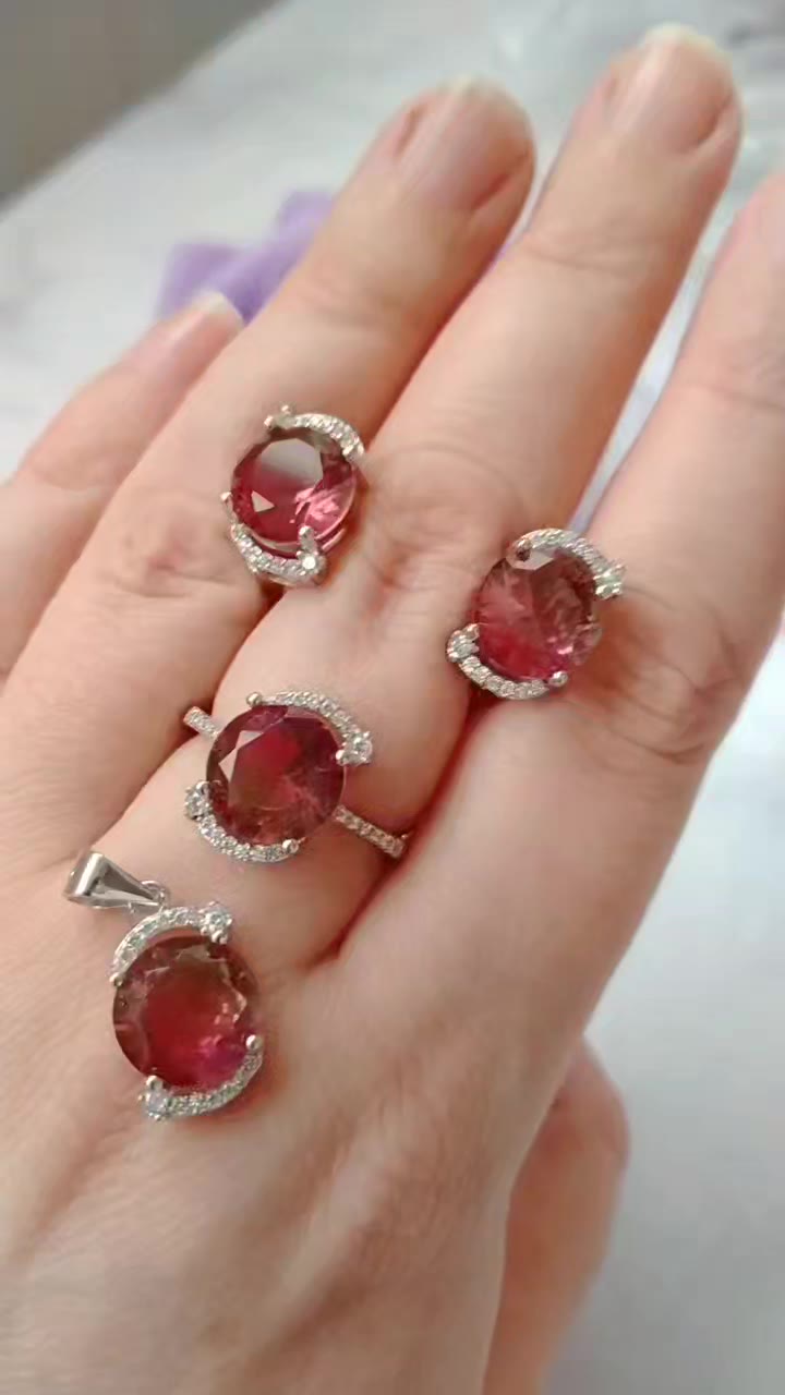 Серебряный комплект с радужным кварцем - видео 5