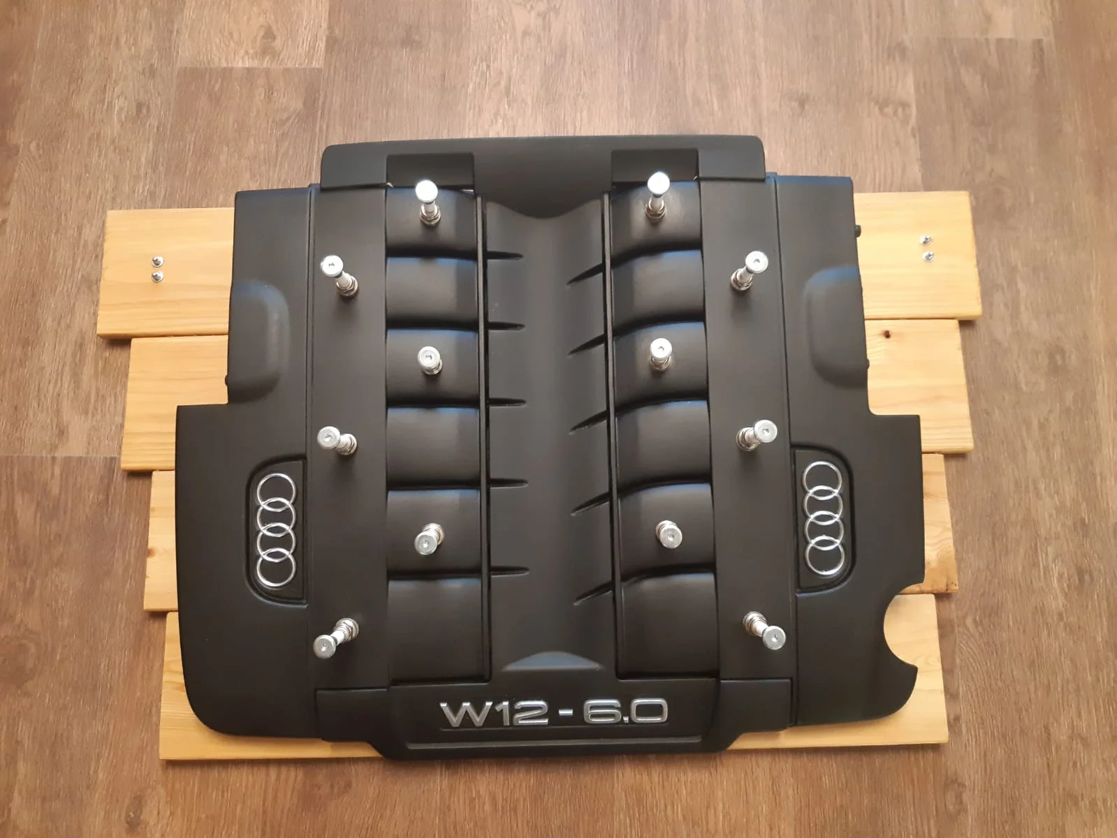 Продам оригинальную вешалку в авто стиле W12 - изображение 1