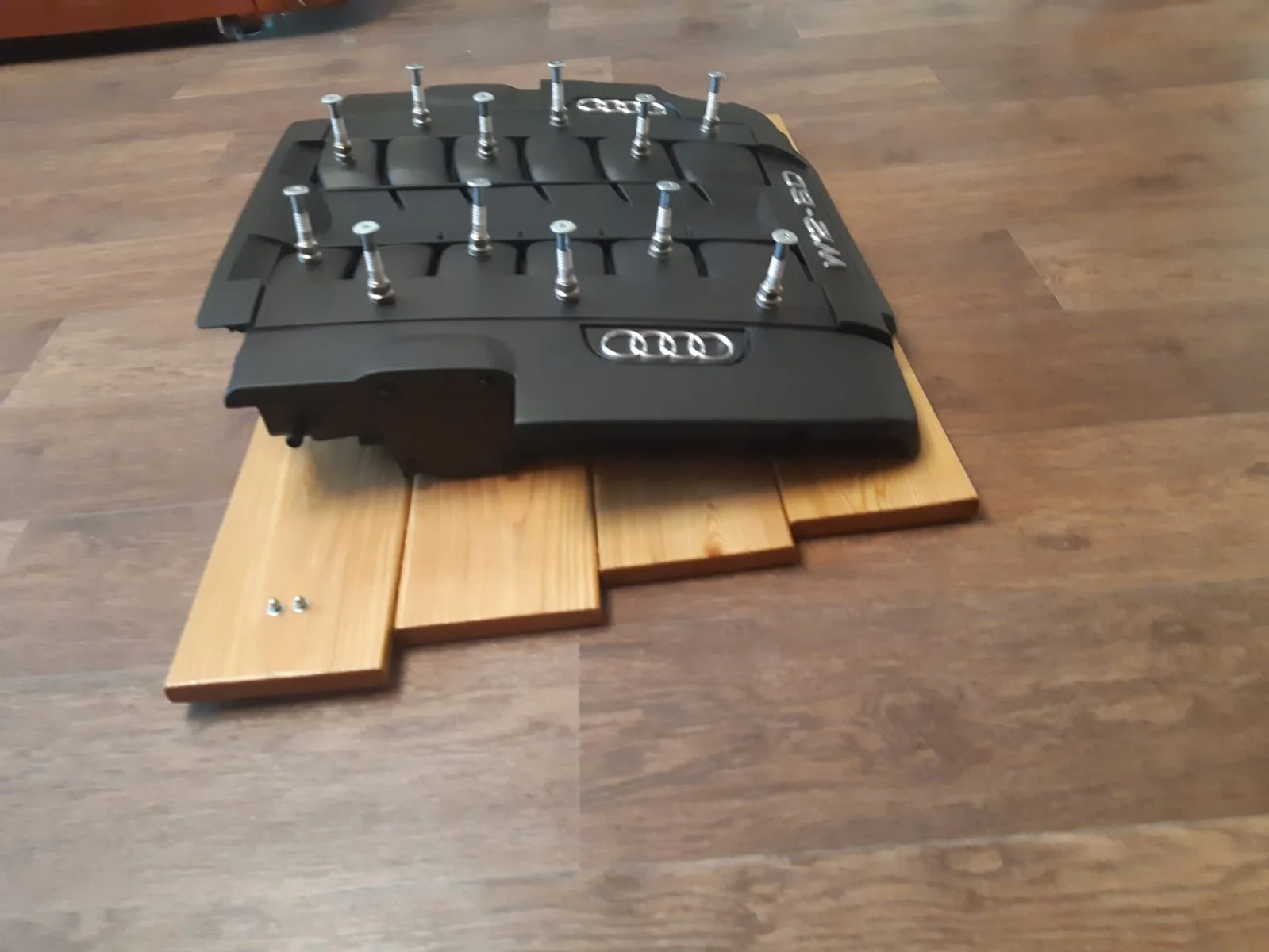 Продам оригинальную вешалку в авто стиле W12 - миниатюра 4