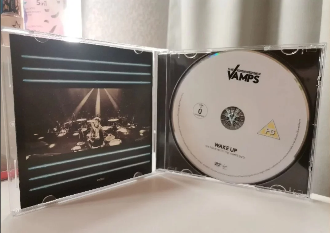 On tour with The Vamps (DVD-диск) - миниатюра 2