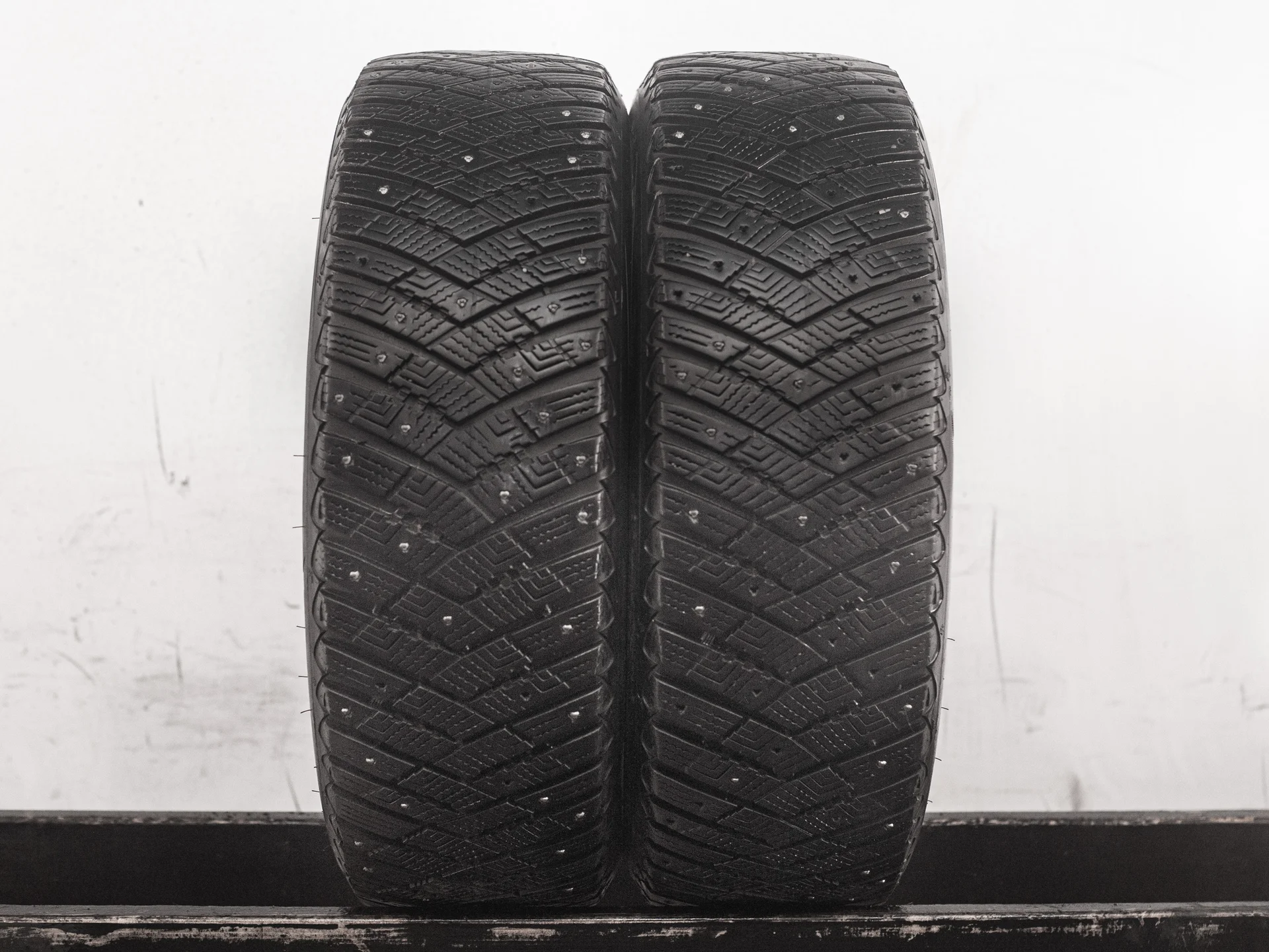 [2] Goodyear UltraGrip Ice Arctic SUV 215/60 R17 100T