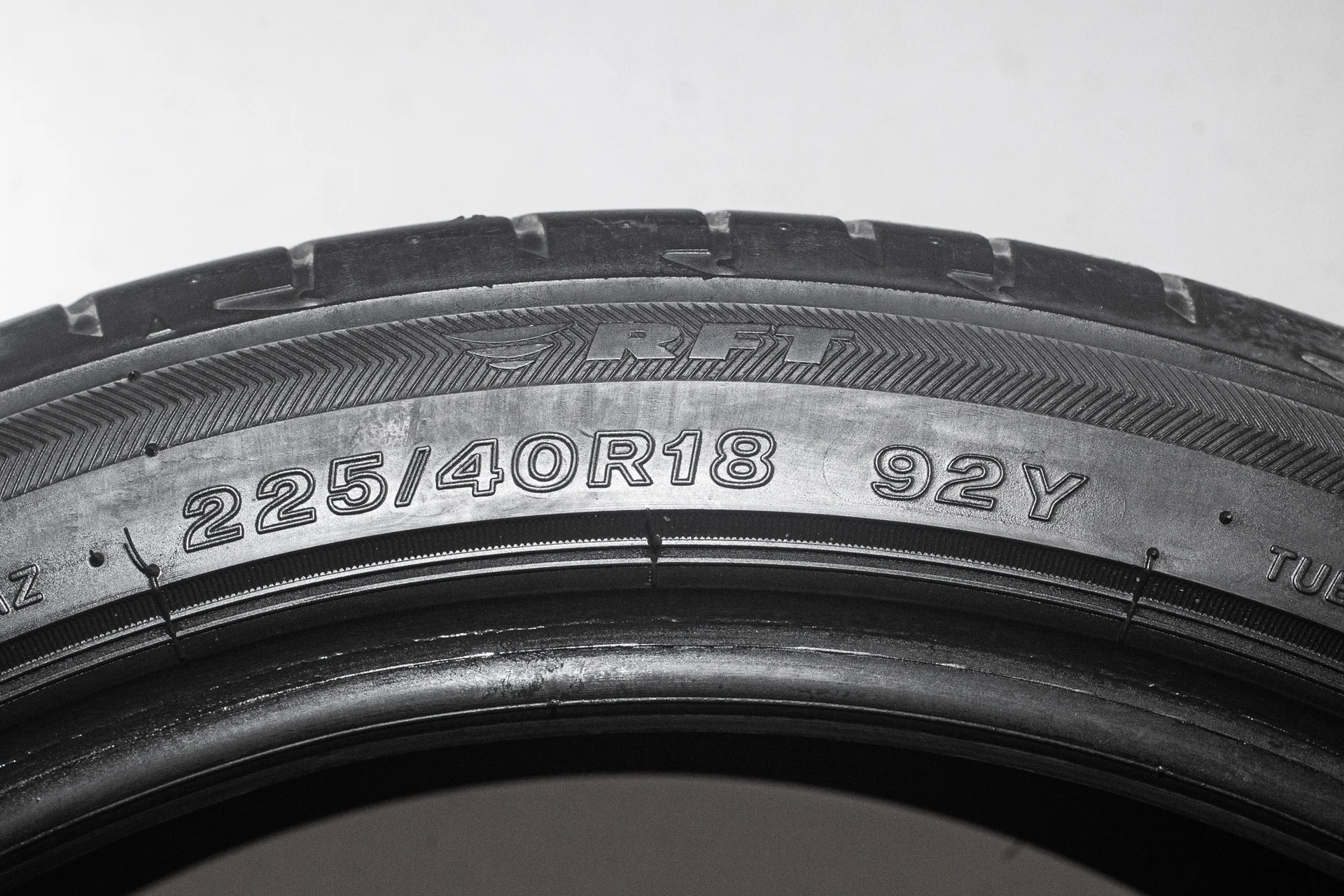 Bridgestone Potenza S001 225/40 R18 92Y RF - миниатюра 8
