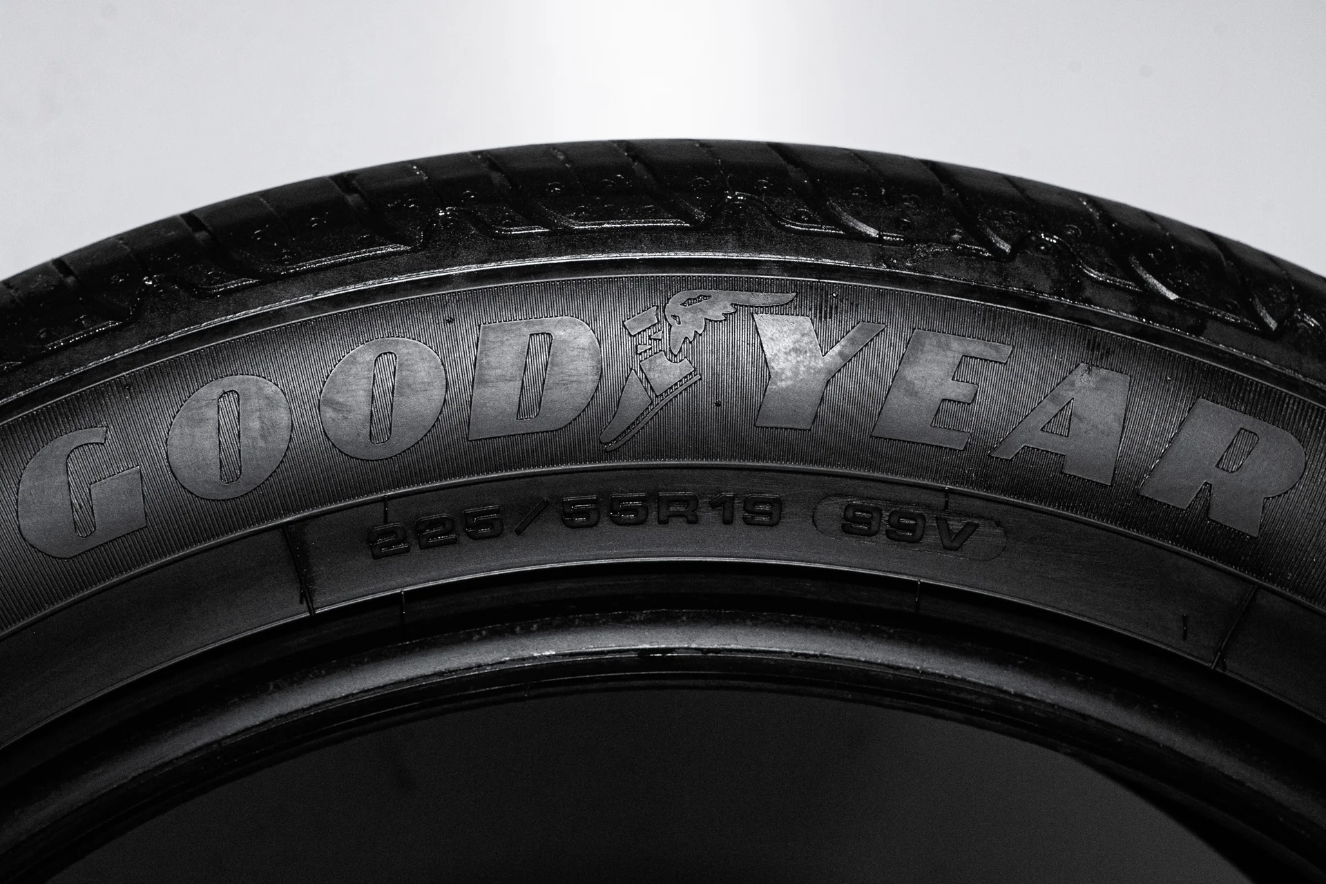 Goodyear EfficientGrip Performance SUV 225/55 R19 99V - миниатюра 8