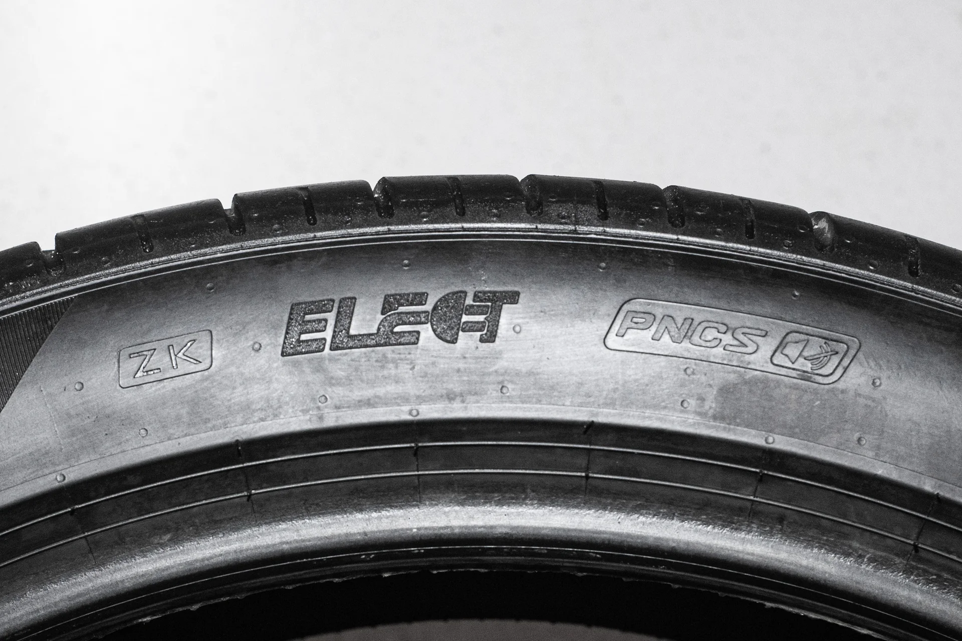 Pirelli PZero 265/40 R22 106V XL NCS ELT - миниатюра 8