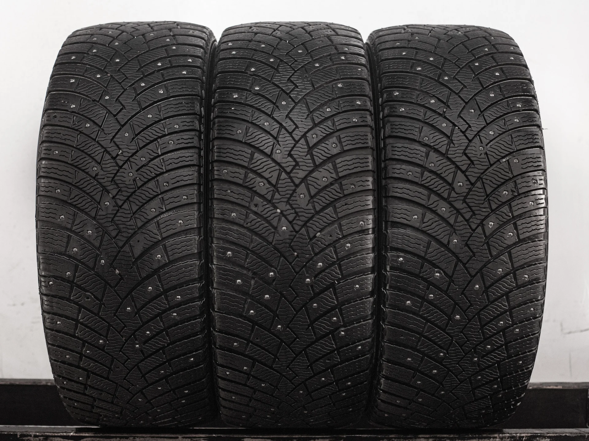 [3] Pirelli Scorpion Ice Zero 2 255/55 R19 111H