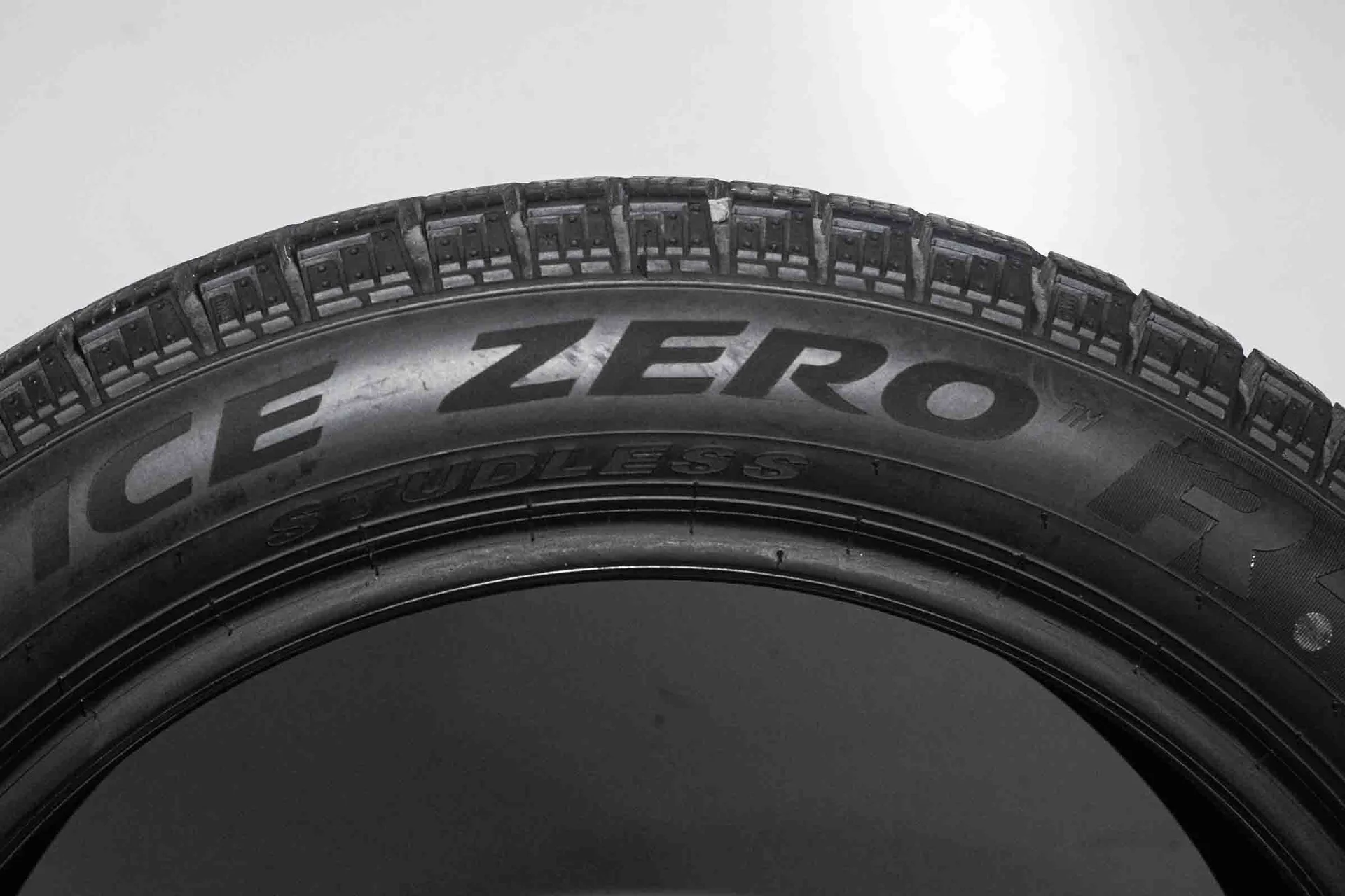 Pirelli Ice Zero FR 215/55 R18 99H XL - миниатюра 9