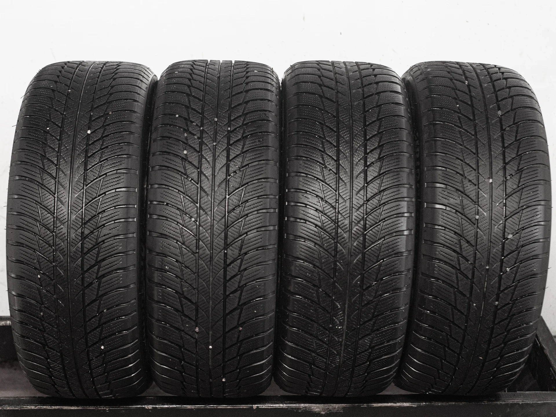 Bridgestone Blizzak LM001 225/55 R17 97H - изображение 1