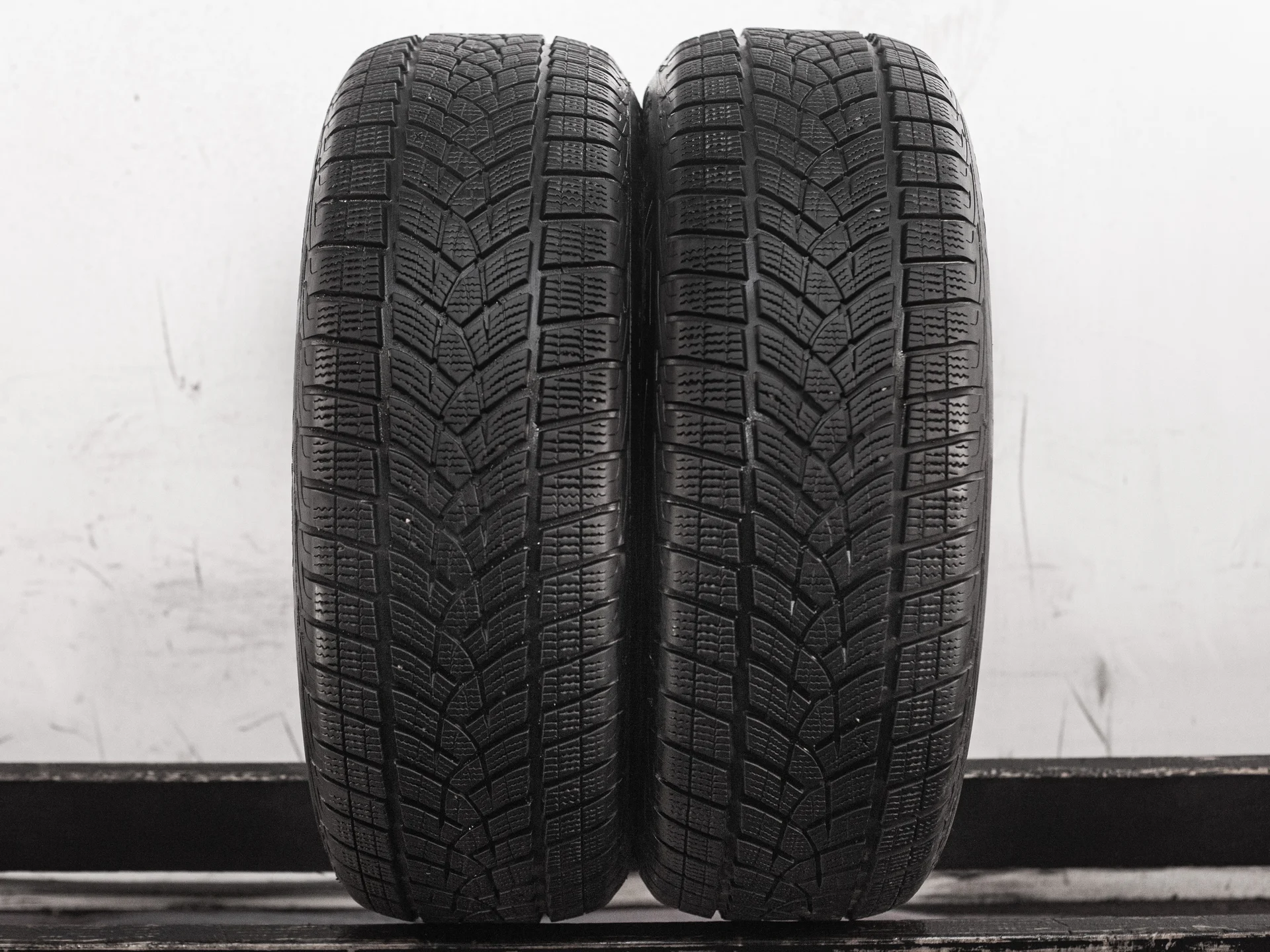 [2] Goodyear UltraGrip Ice SUV GEN-1 215/60 R17 96T