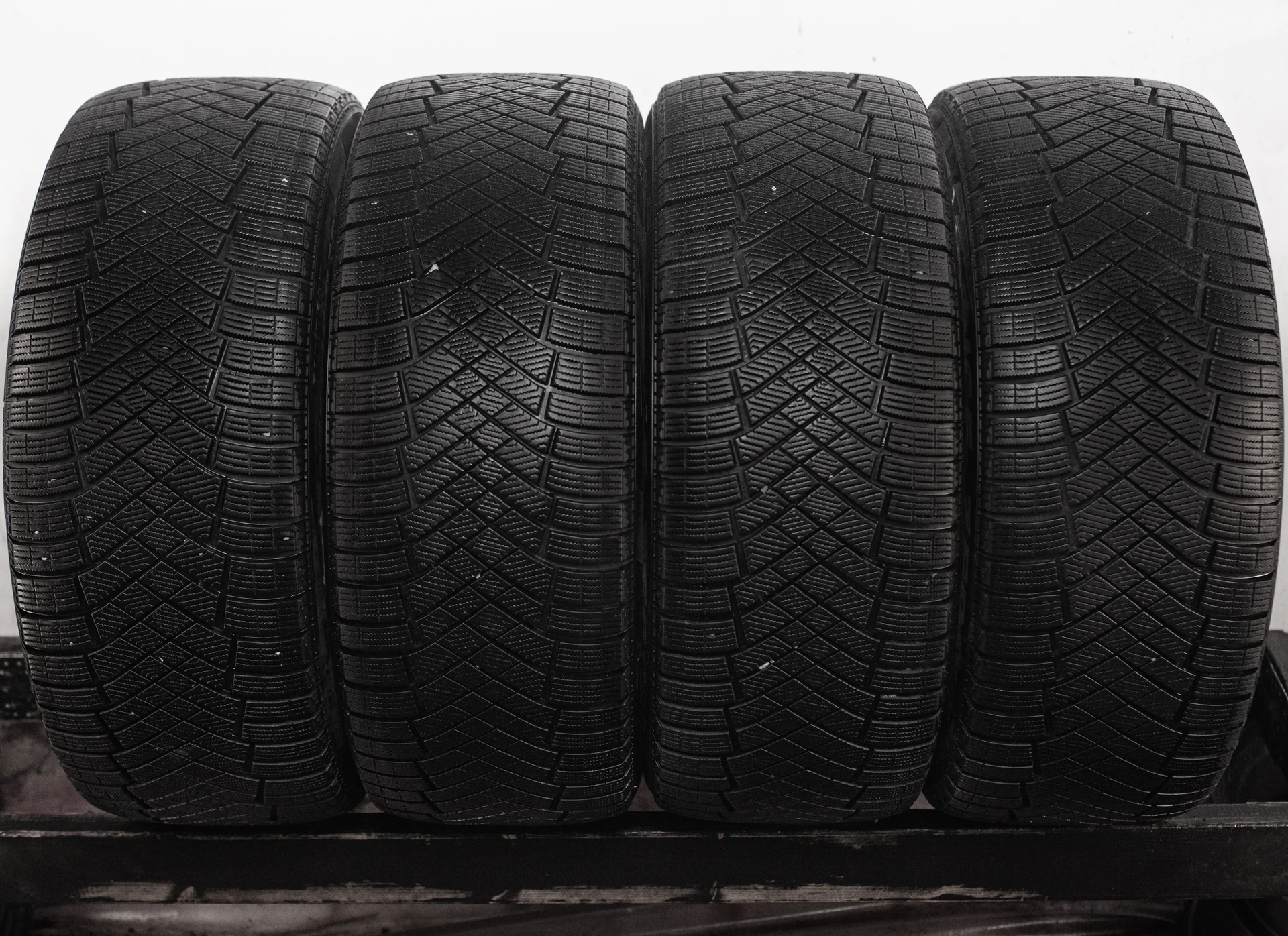 Pirelli Ice Zero FR 255/45 R20 105H - изображение 1