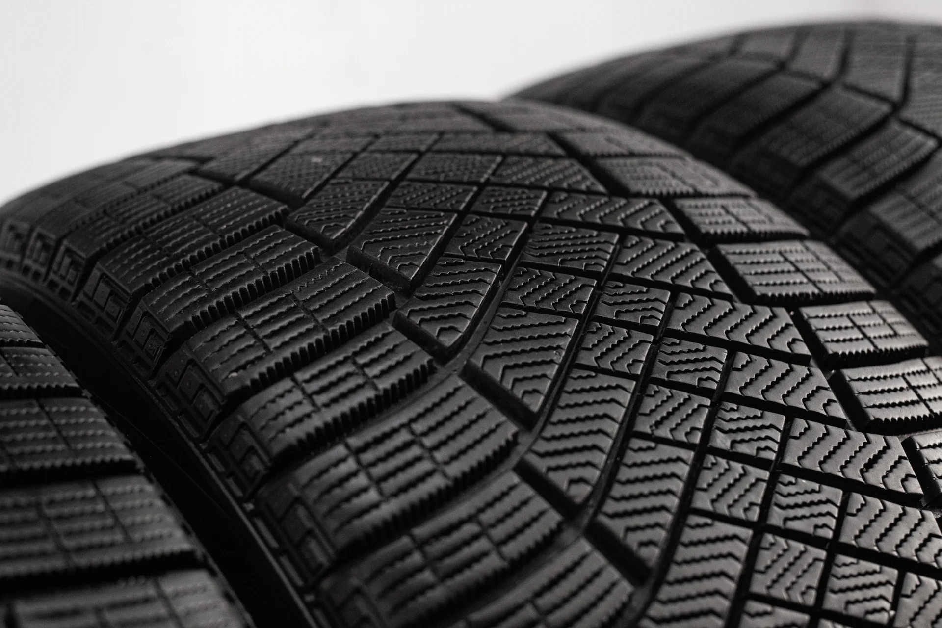 Pirelli Ice Zero FR 255/45 R20 105H - миниатюра 3