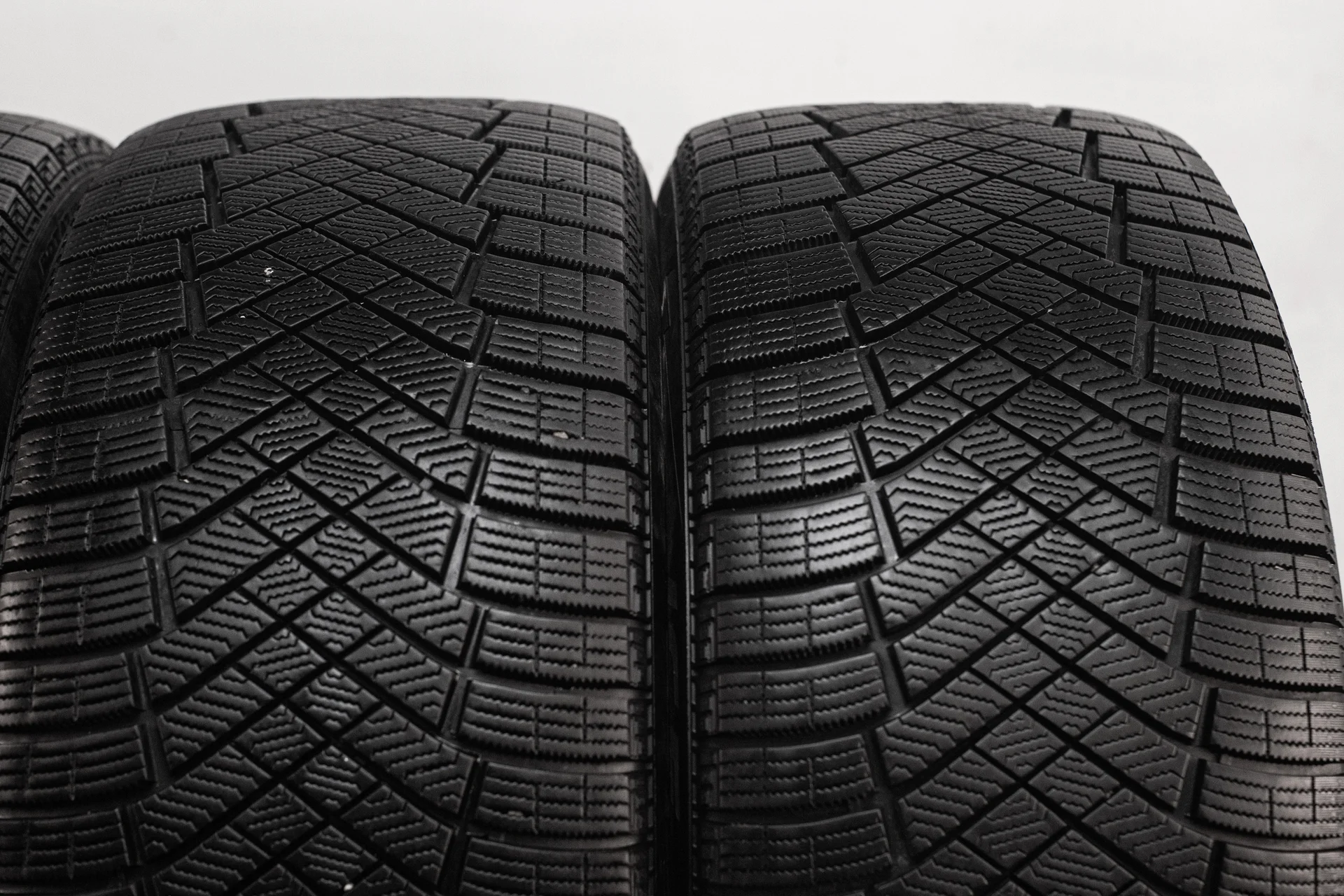 Pirelli Ice Zero FR 255/45 R20 105H - миниатюра 4