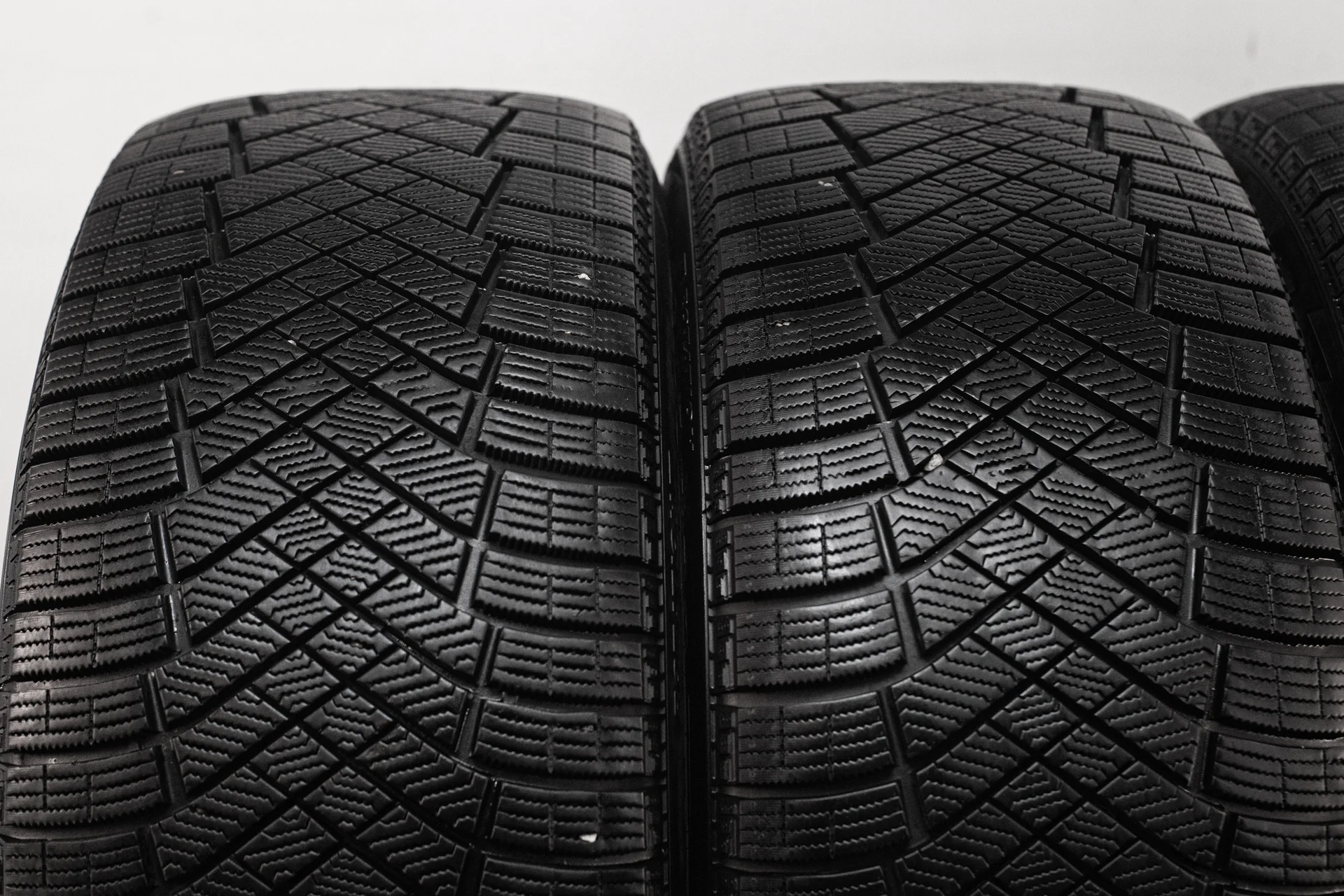 Pirelli Ice Zero FR 255/45 R20 105H - миниатюра 5