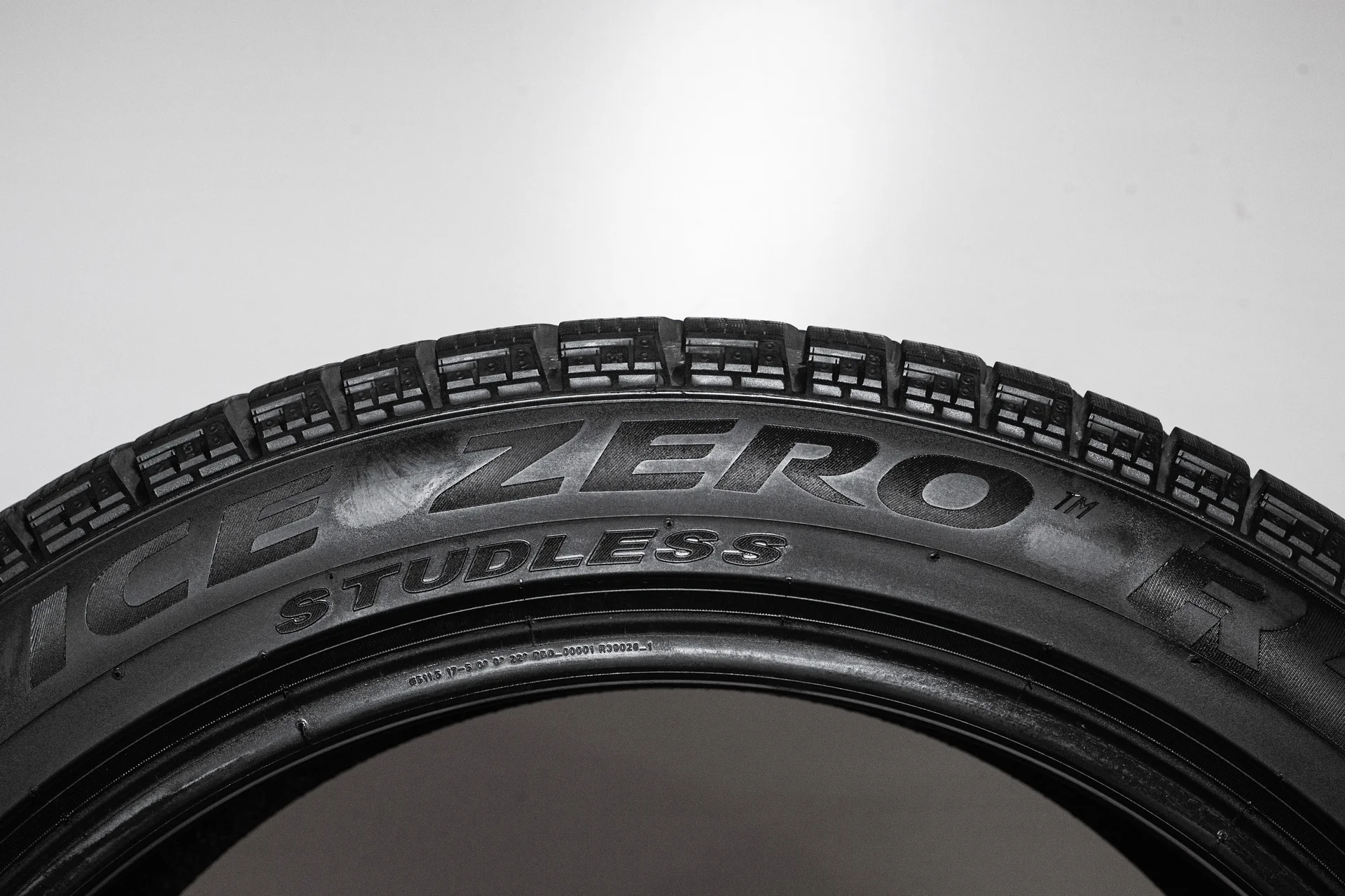 Pirelli Ice Zero FR 255/45 R20 105H - миниатюра 7