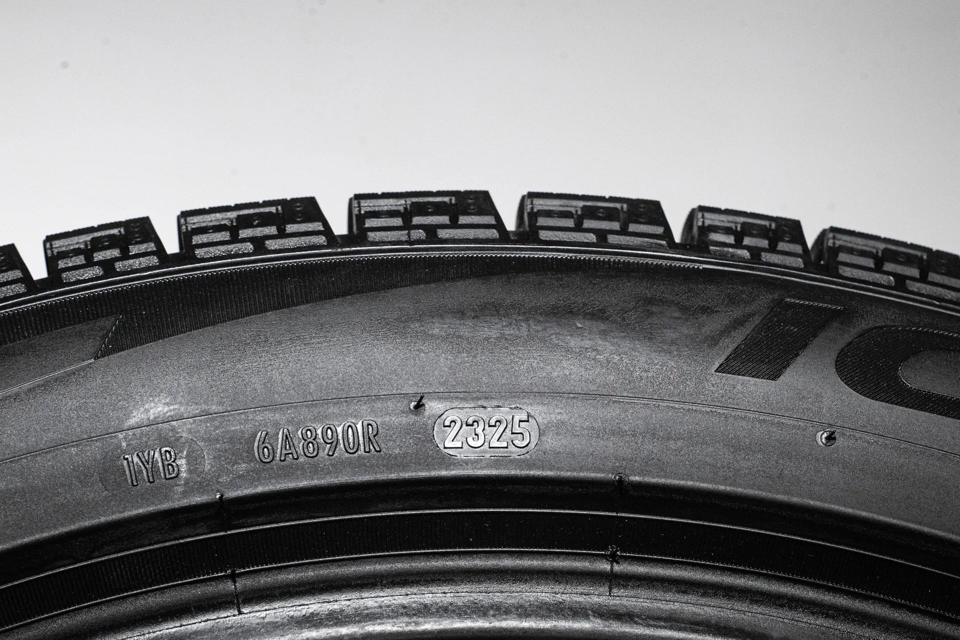 Pirelli Ice Zero FR 255/45 R20 105H - миниатюра 9