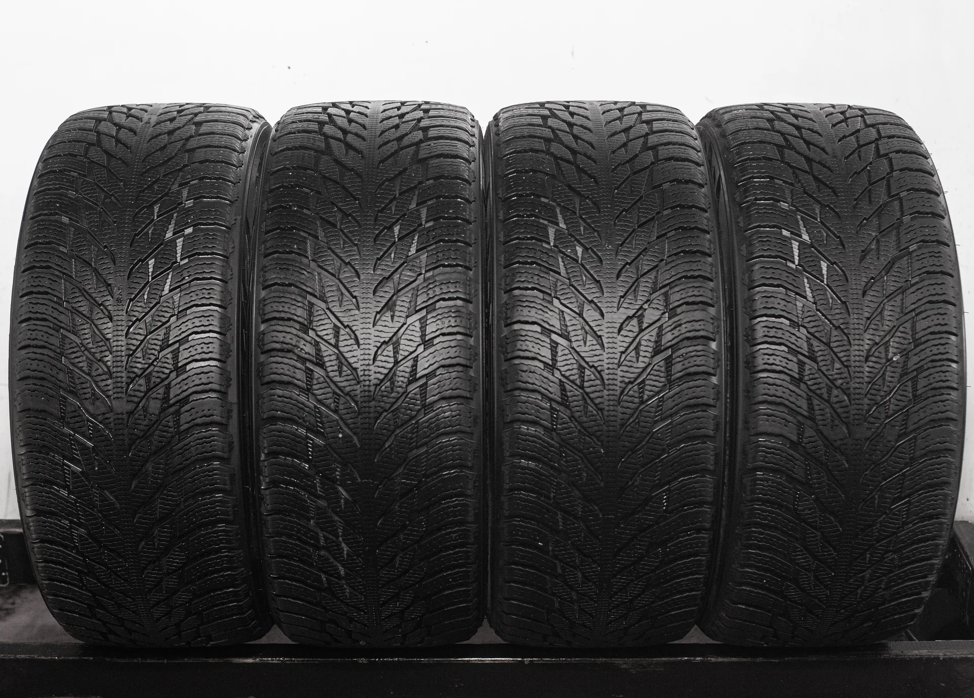 Nokian Hakkapeliitta R2 SUV 255/45 R19 104R - изображение 1