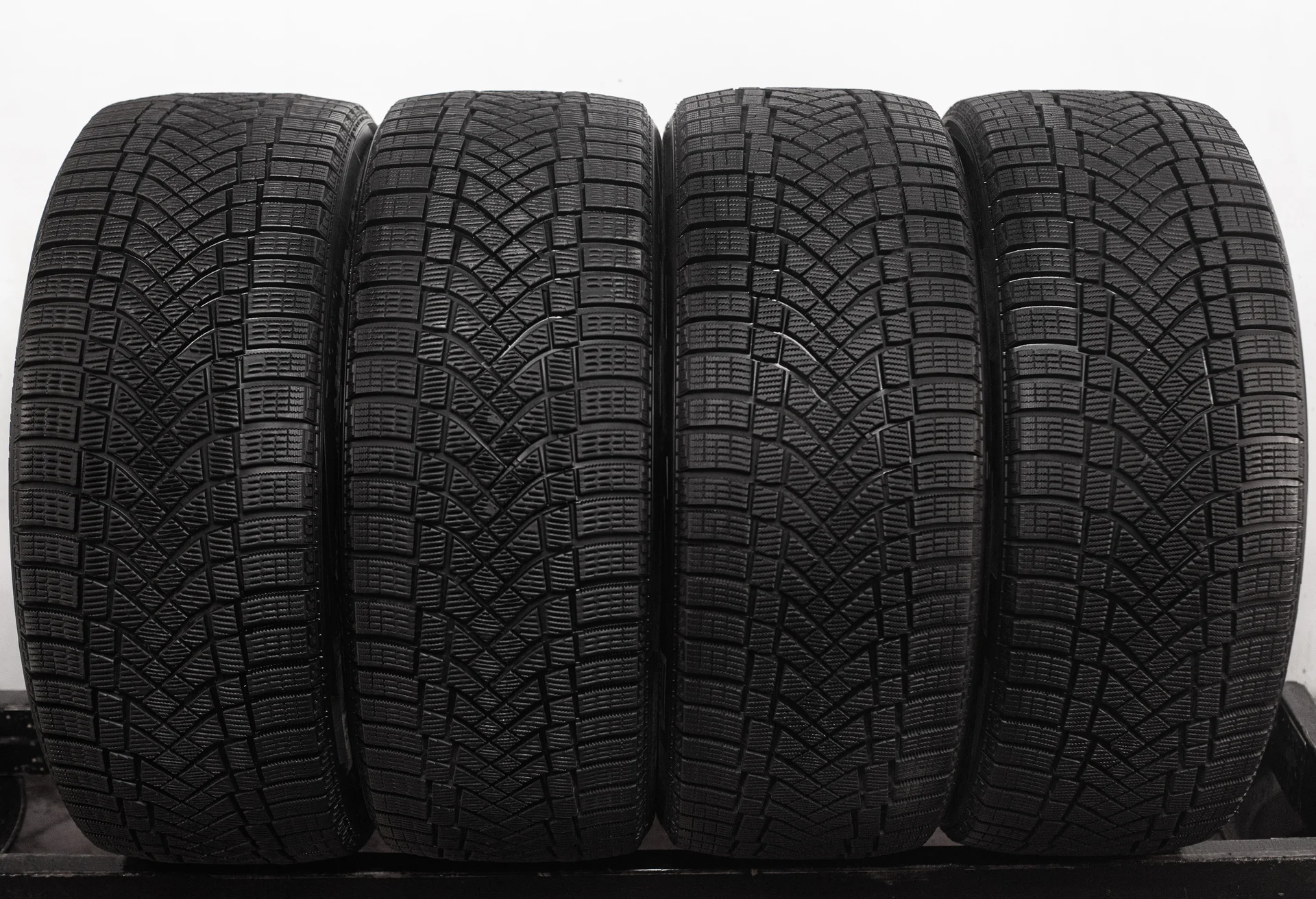 Pirelli Ice Zero FR 265/40 R22 106H - изображение 1