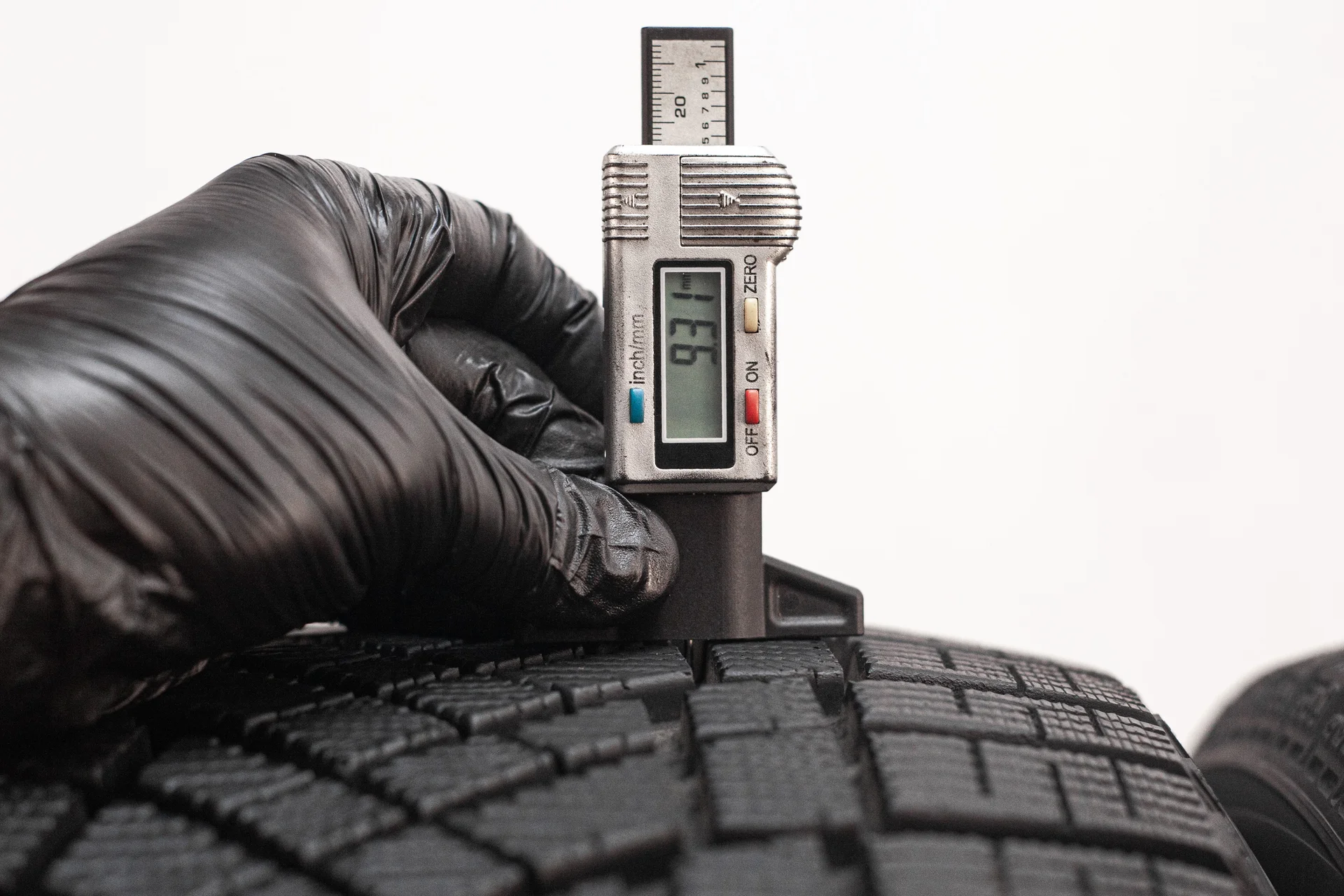 Pirelli Ice Zero FR 265/40 R22 106H - миниатюра 2