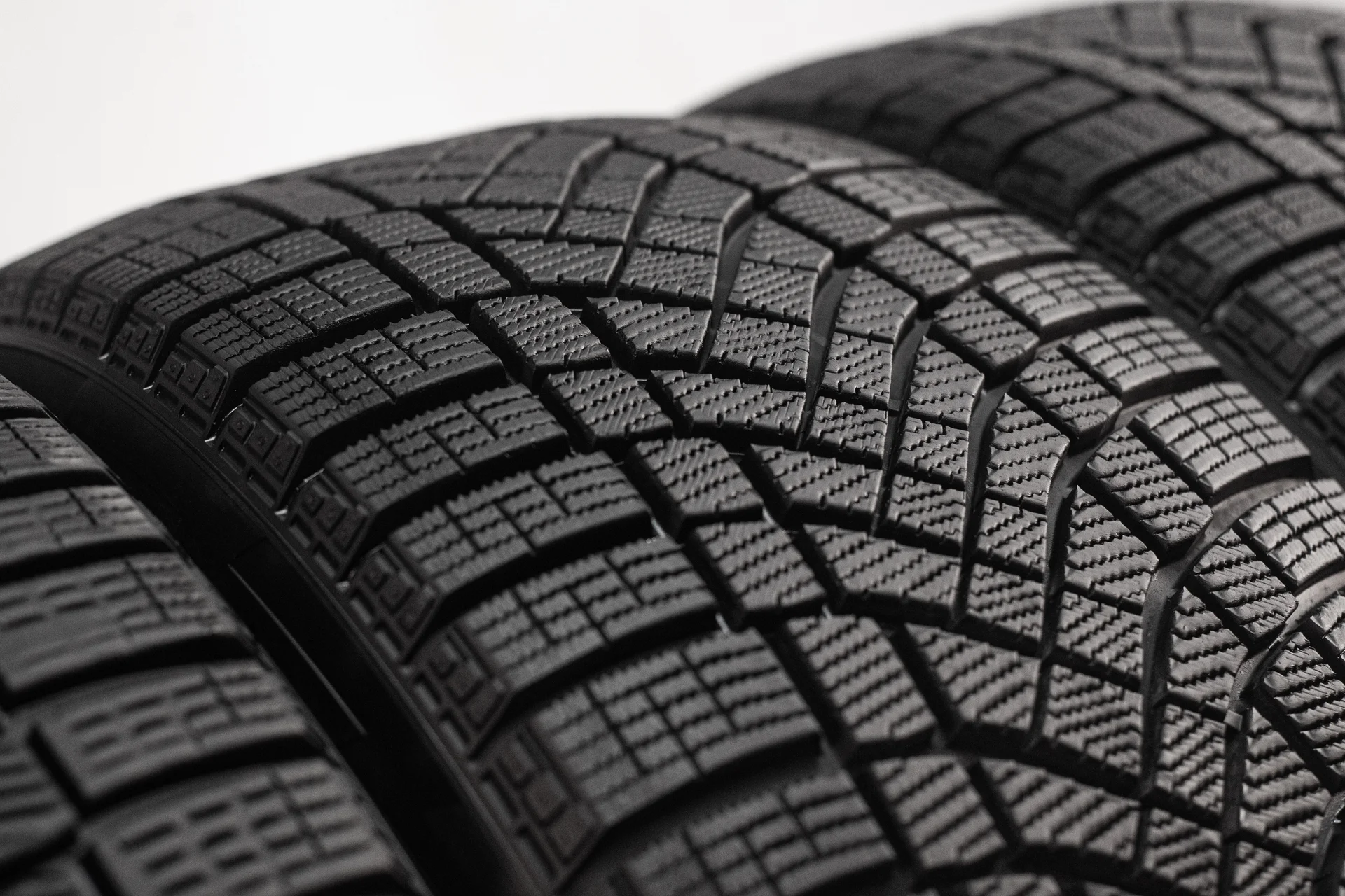 Pirelli Ice Zero FR 265/40 R22 106H - миниатюра 3