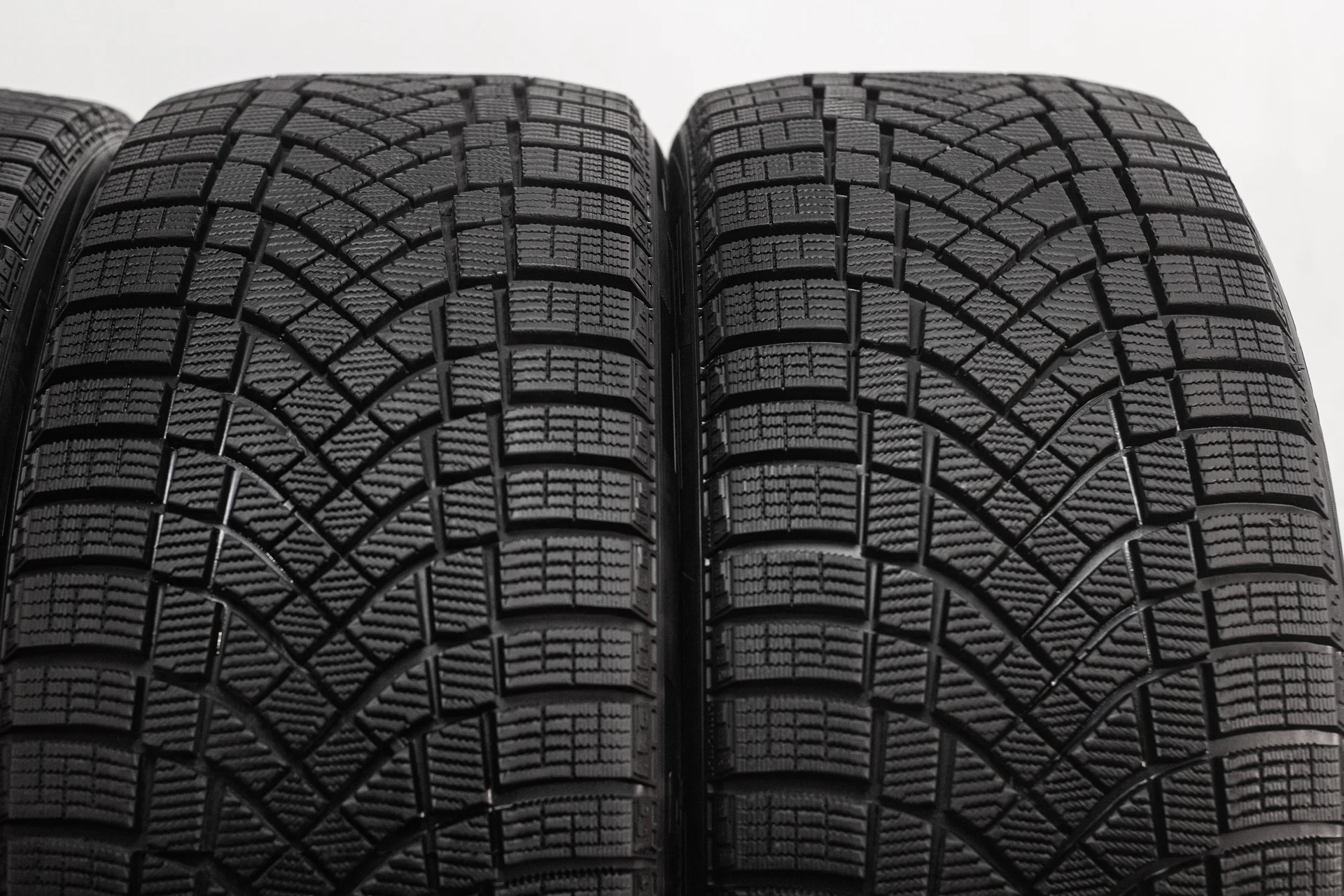 Pirelli Ice Zero FR 265/40 R22 106H - миниатюра 4