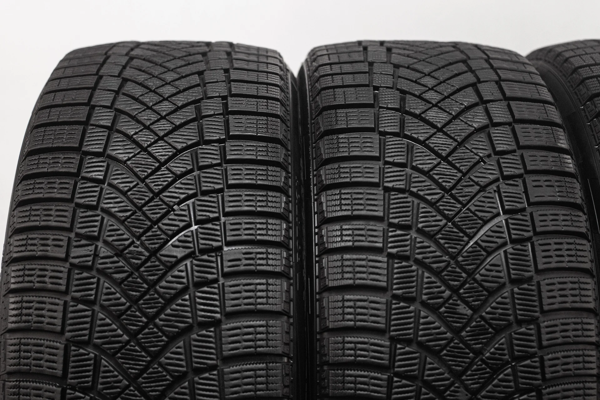 Pirelli Ice Zero FR 265/40 R22 106H - миниатюра 5