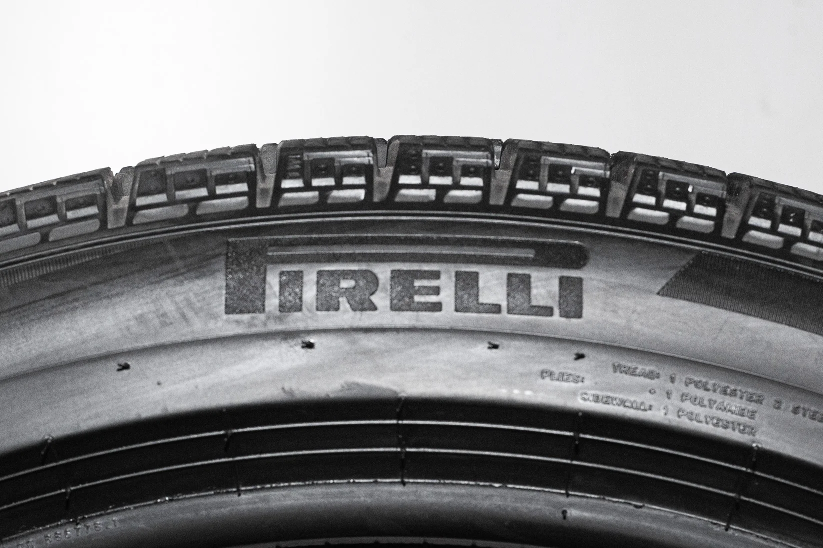 Pirelli Ice Zero FR 265/40 R22 106H - миниатюра 6