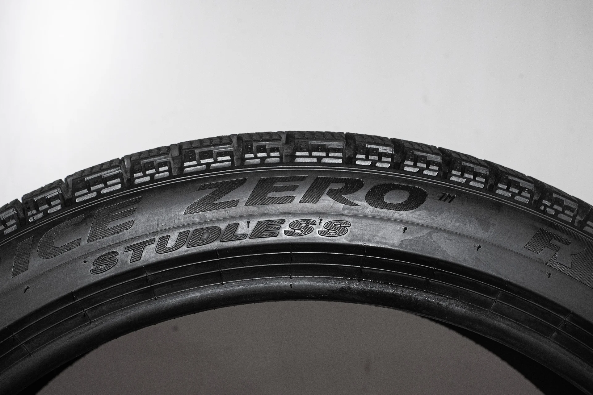 Pirelli Ice Zero FR 265/40 R22 106H - миниатюра 7