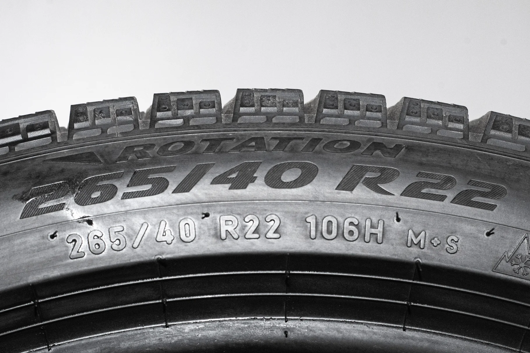 Pirelli Ice Zero FR 265/40 R22 106H - миниатюра 8