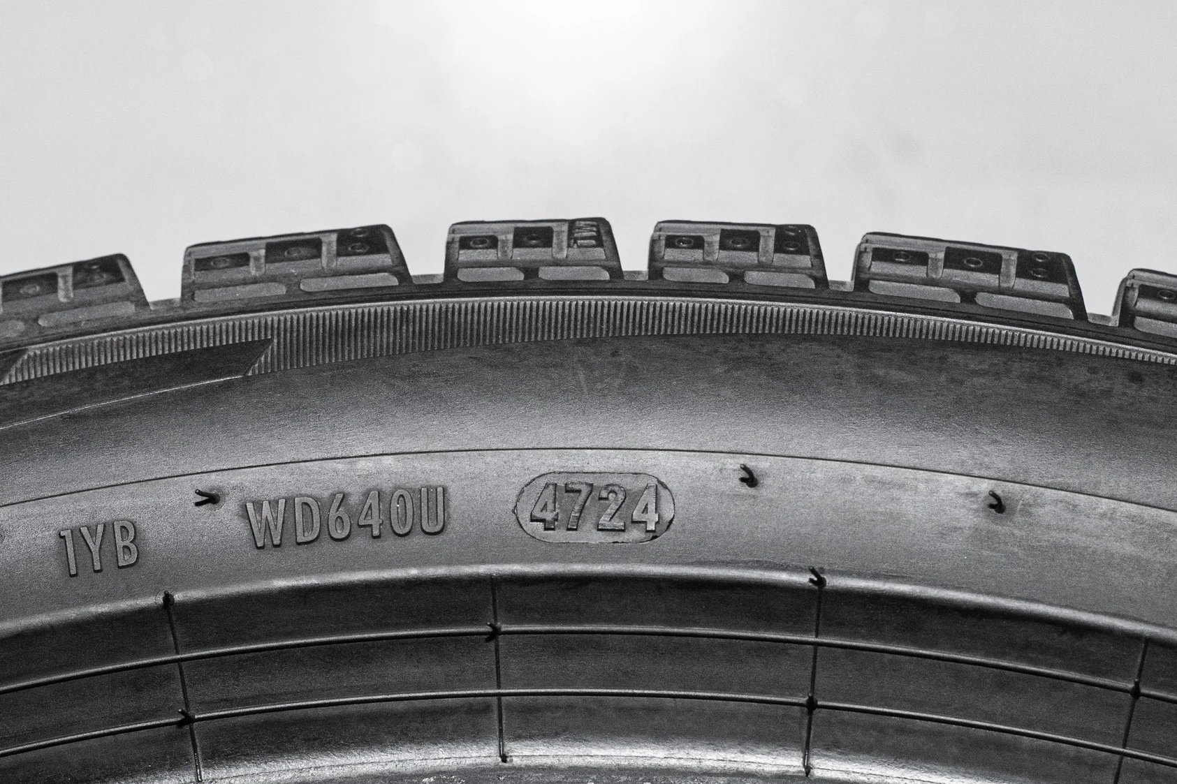 Pirelli Ice Zero FR 265/40 R22 106H - миниатюра 9