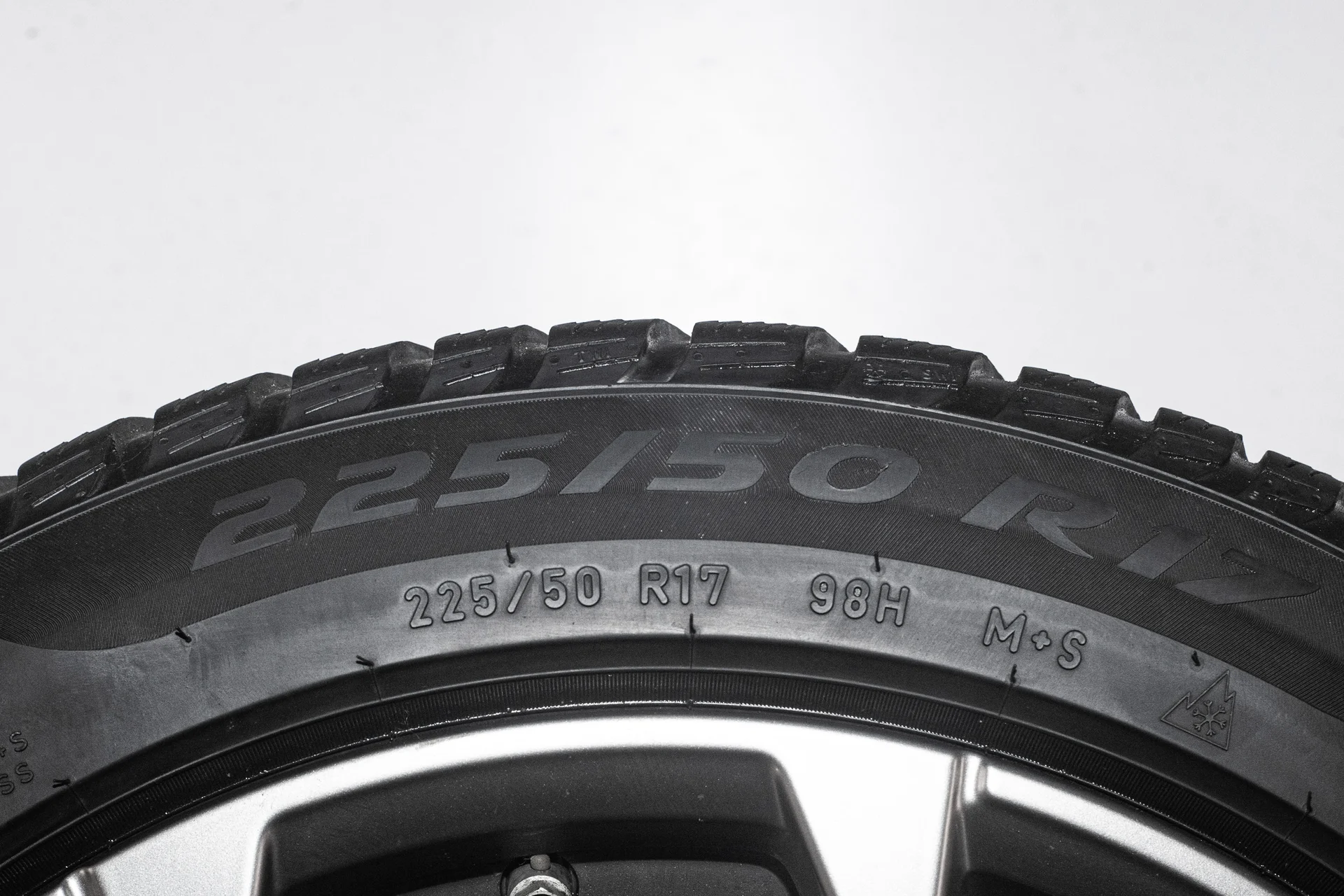 Pirelli Winter Sottozero III 225/50 R17 98H RF - миниатюра 8