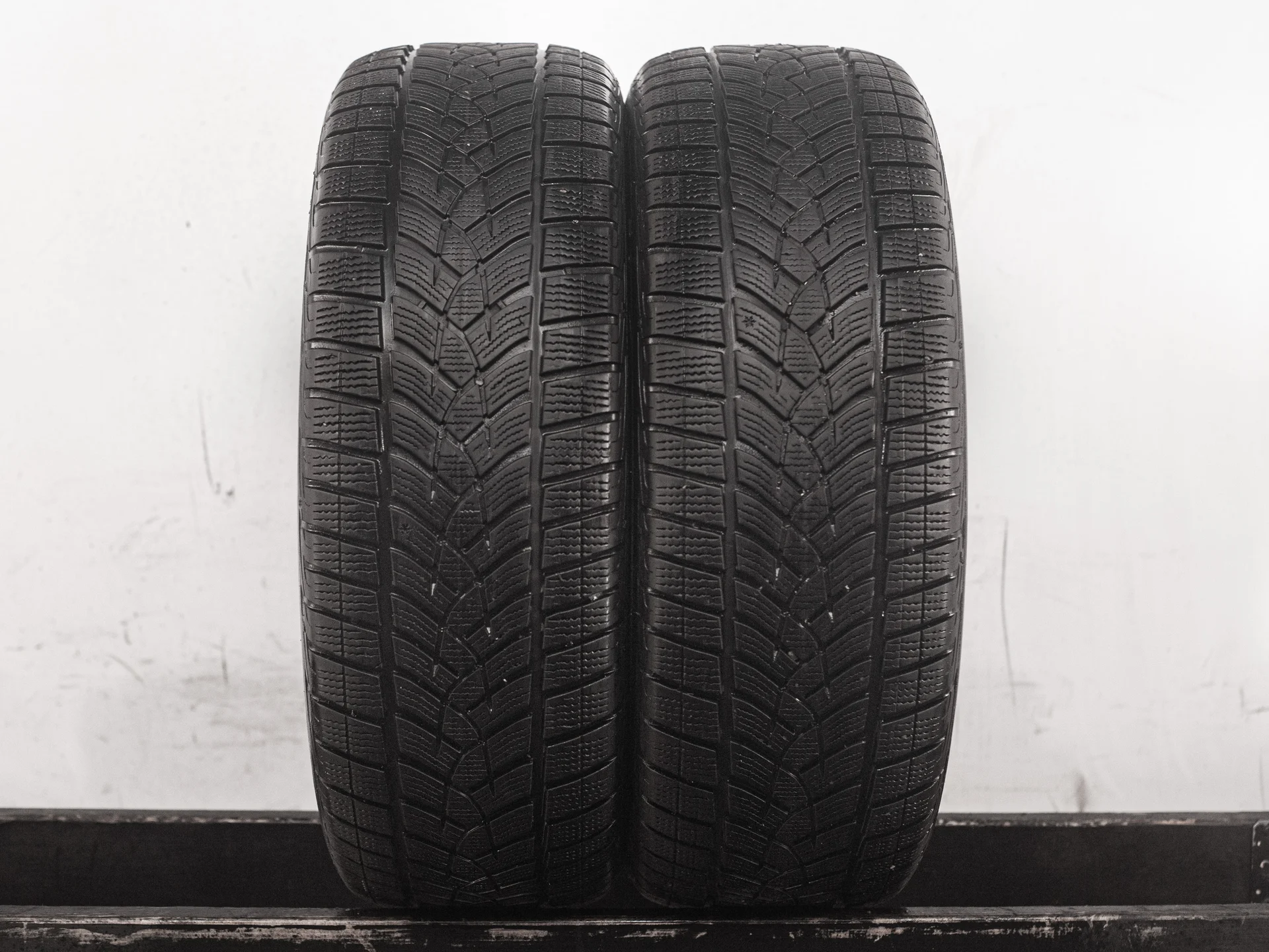 [2] Goodyear UltraGrip Ice SUV GEN-1 235/55 R19 105T