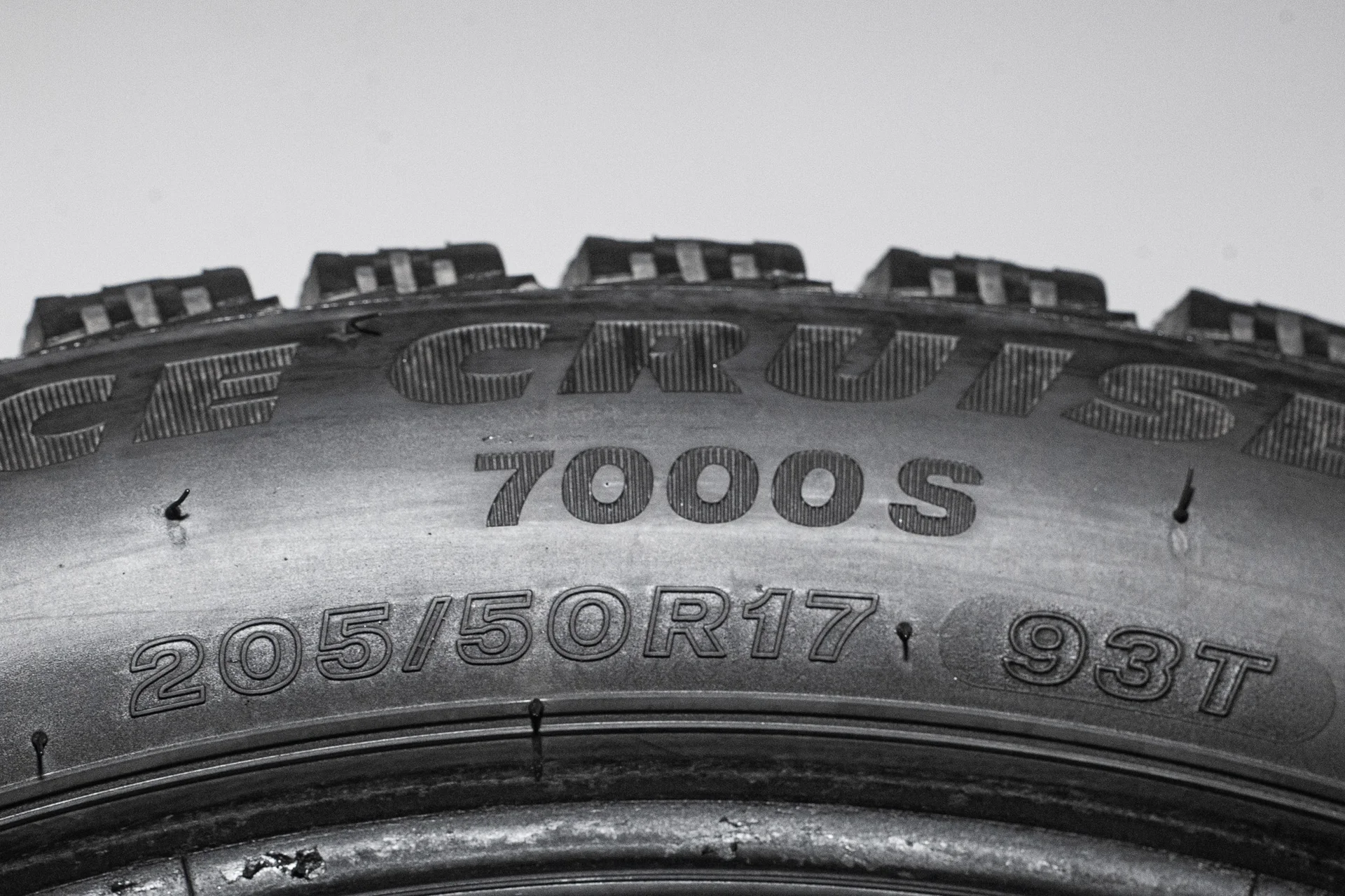 Bridgestone Ice Cruiser 7000S 205/50 R17 93T - миниатюра 8
