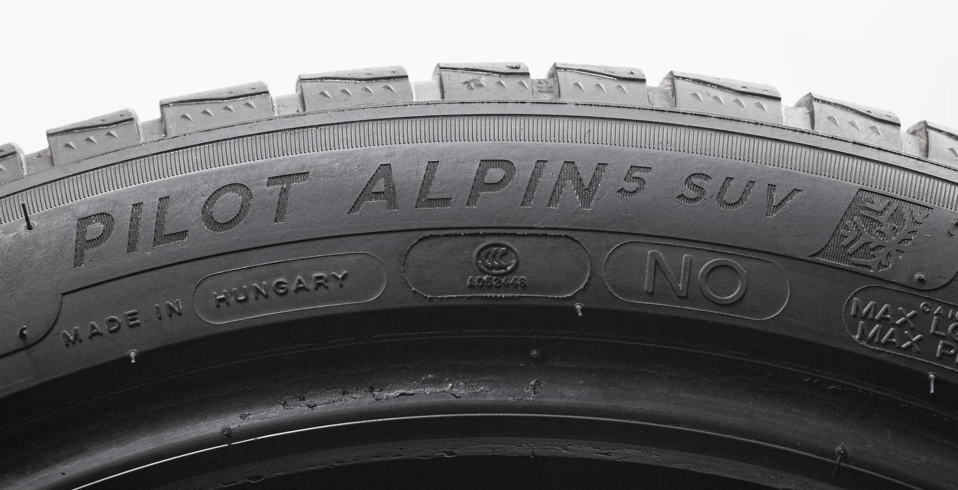 Michelin Pilot Alpin 5 SUV 275/40 R21 и 305/35 R21 109V - миниатюра 7