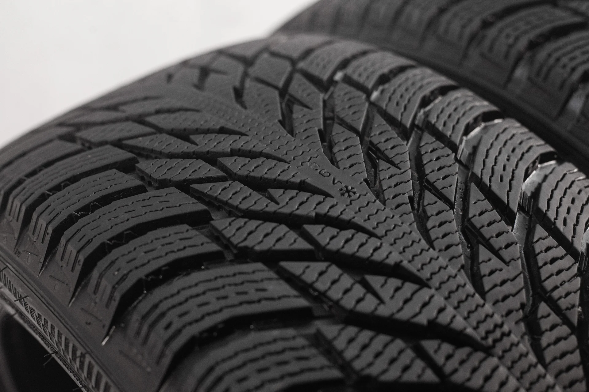 [2] Ikon Autograph Snow 3 245/40 R18 97T - миниатюра 3