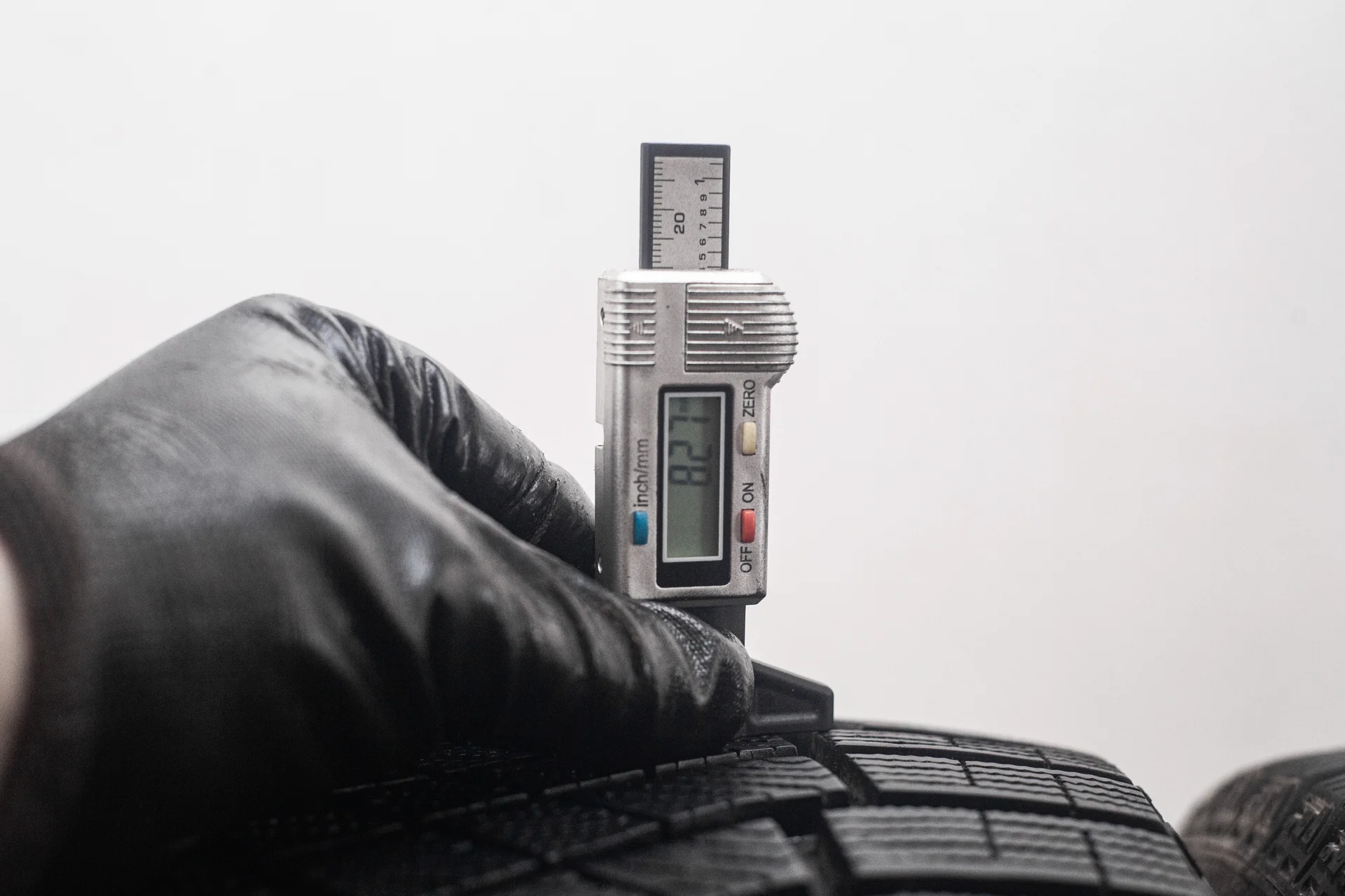 Pirelli Ice Zero FR 245/40 R18 97H XL - миниатюра 2