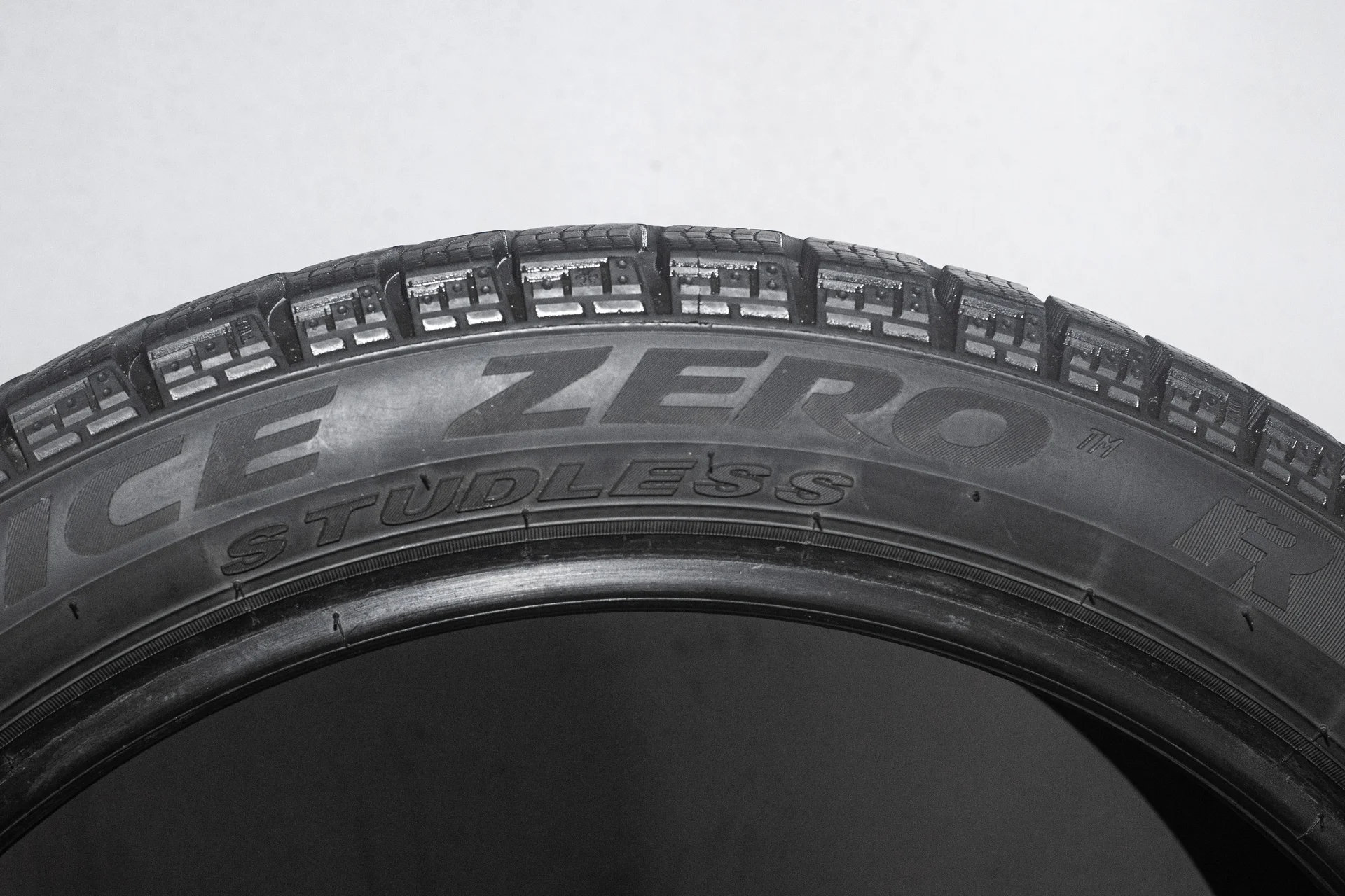 Pirelli Ice Zero FR 245/40 R18 97H XL - миниатюра 9