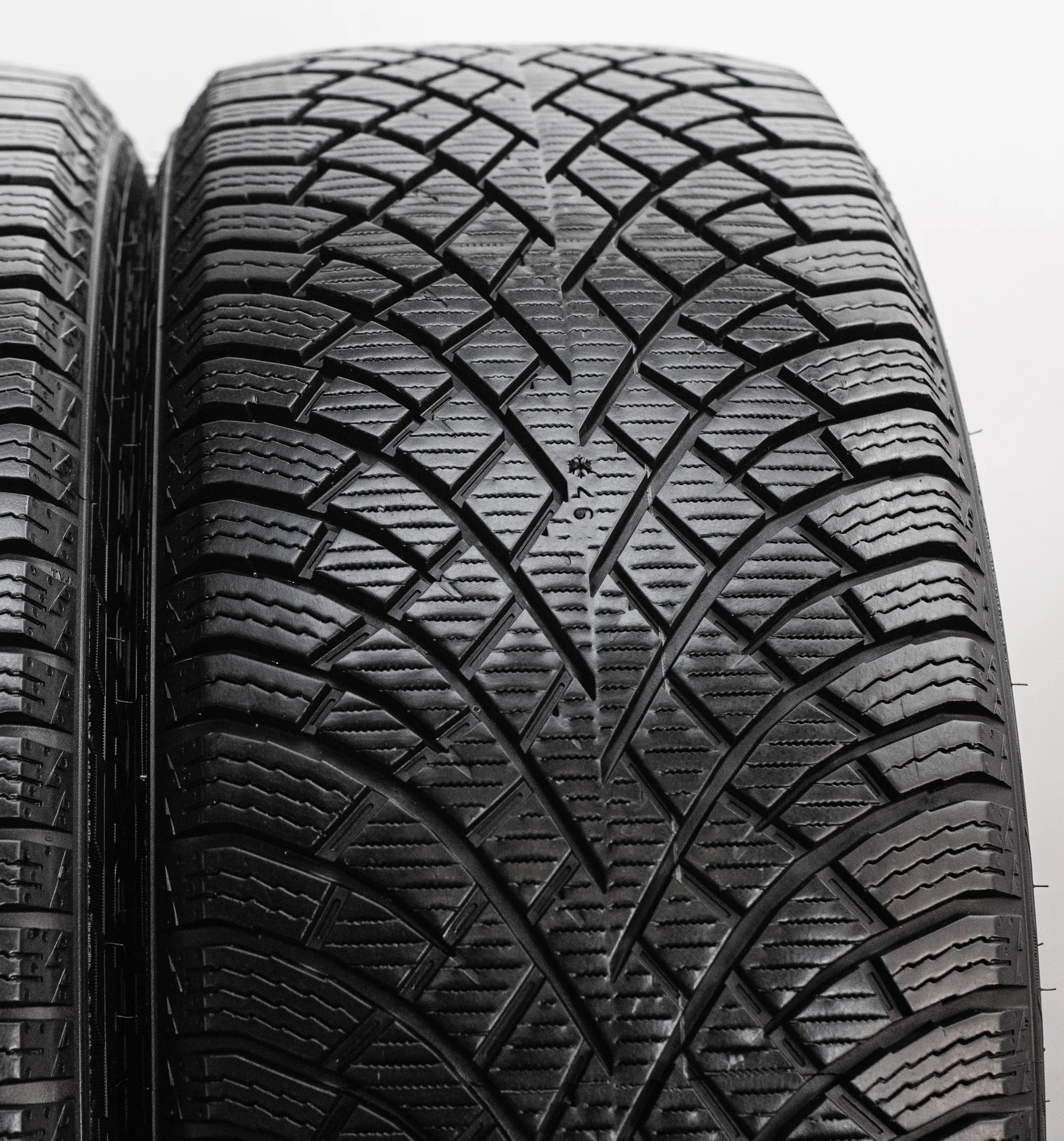 Nokian Tyres Hakkapeliitta R5 SUV 255/55 R20 110R - изображение 1