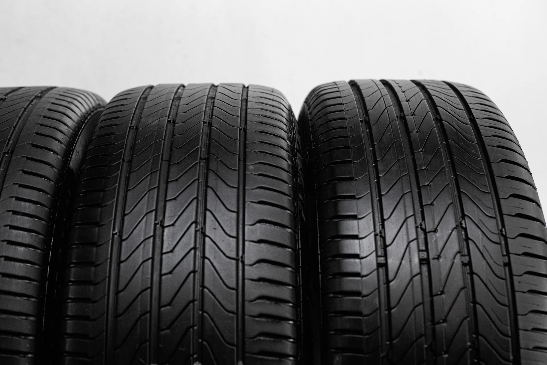 Continental UltraContact UC6 225/55 R19 99V - миниатюра 4