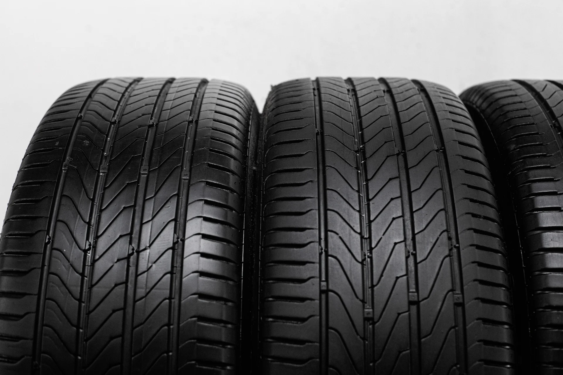 Continental UltraContact UC6 225/55 R19 99V - миниатюра 5