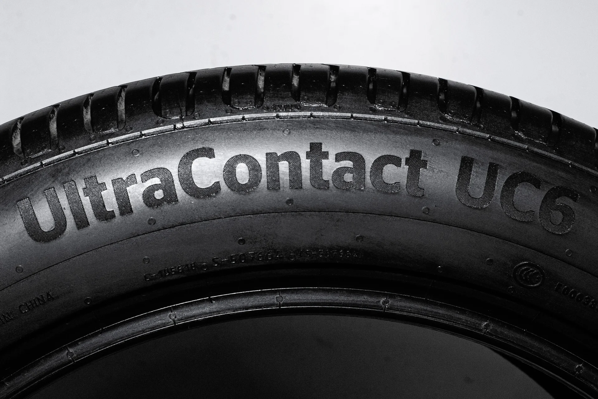 Continental UltraContact UC6 225/55 R19 99V - миниатюра 8