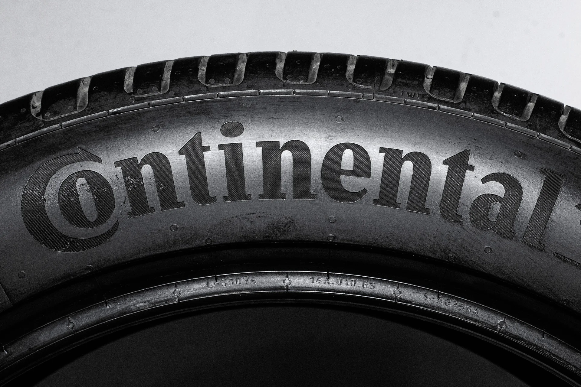Continental UltraContact UC6 225/55 R19 99V - миниатюра 9