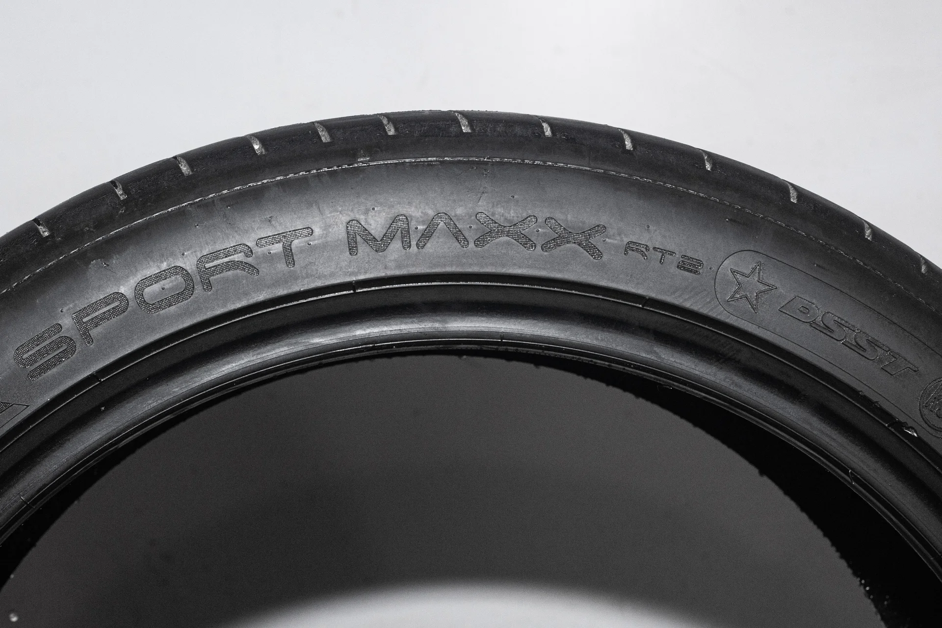 Dunlop SP Sport MAXX RT2 225/45 R19 92W RF - миниатюра 9
