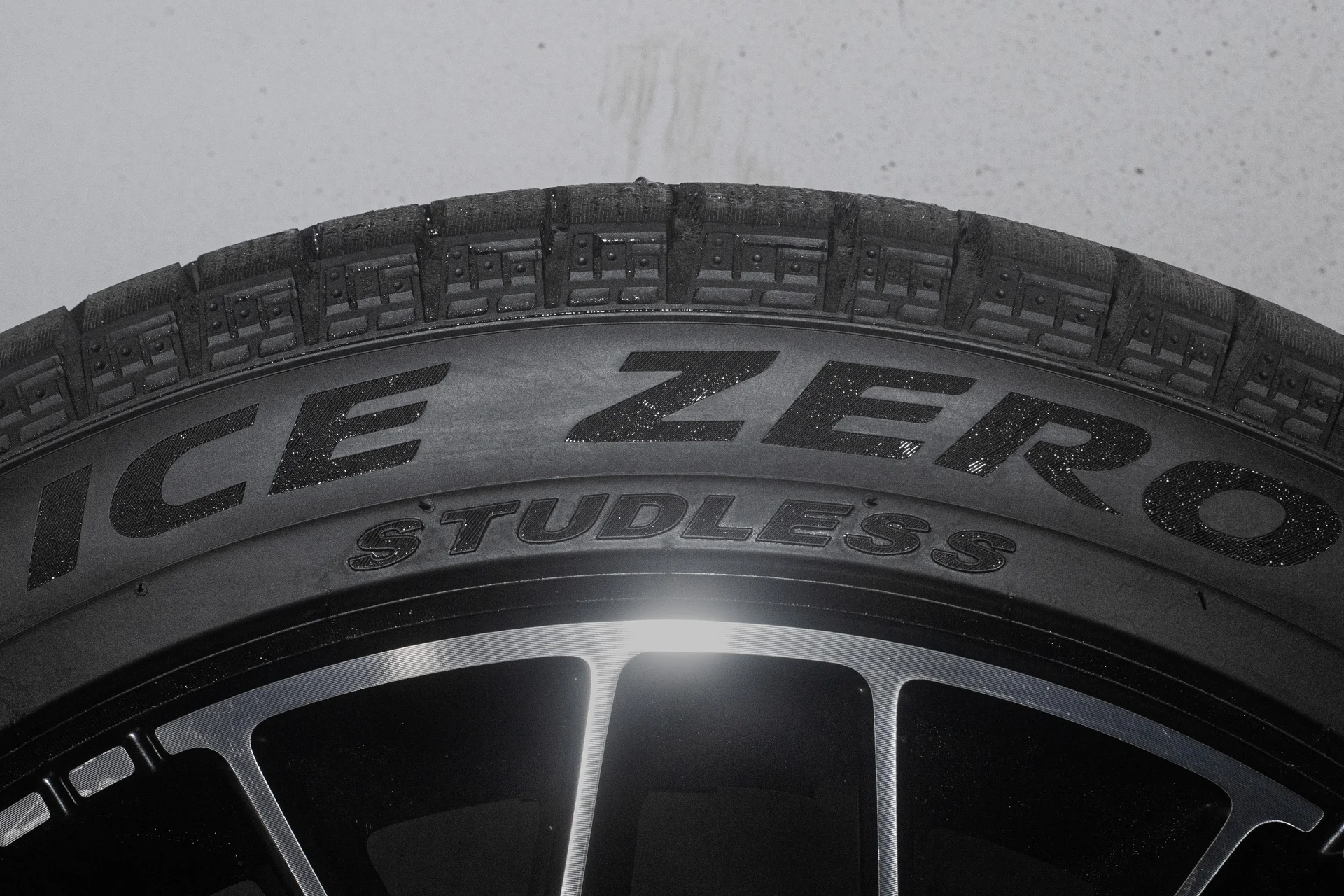 Pirelli Ice Zero FR 255/45 R20 105H XL - миниатюра 9