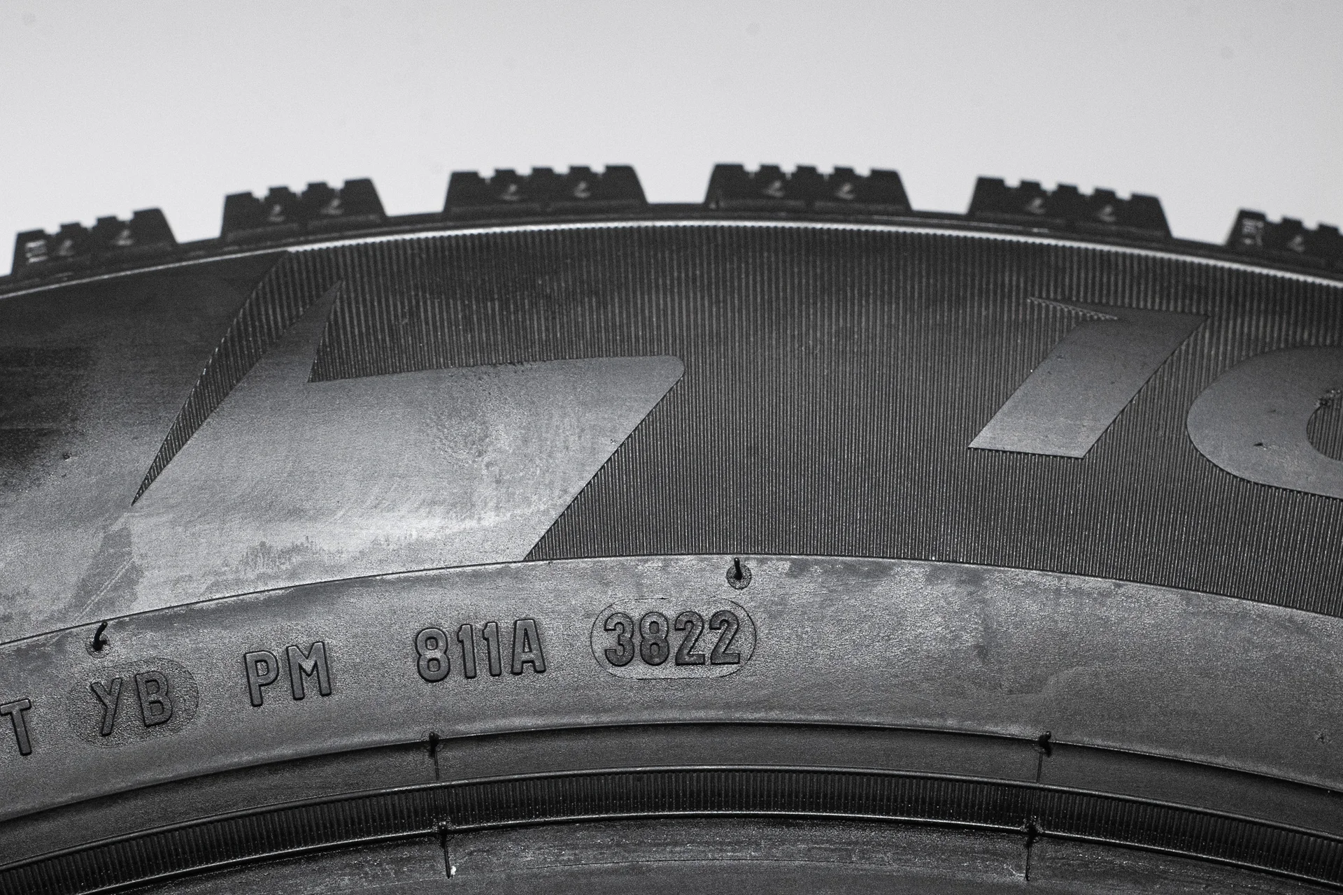 Pirelli Ice Zero 235/55 R20 105T - миниатюра 9